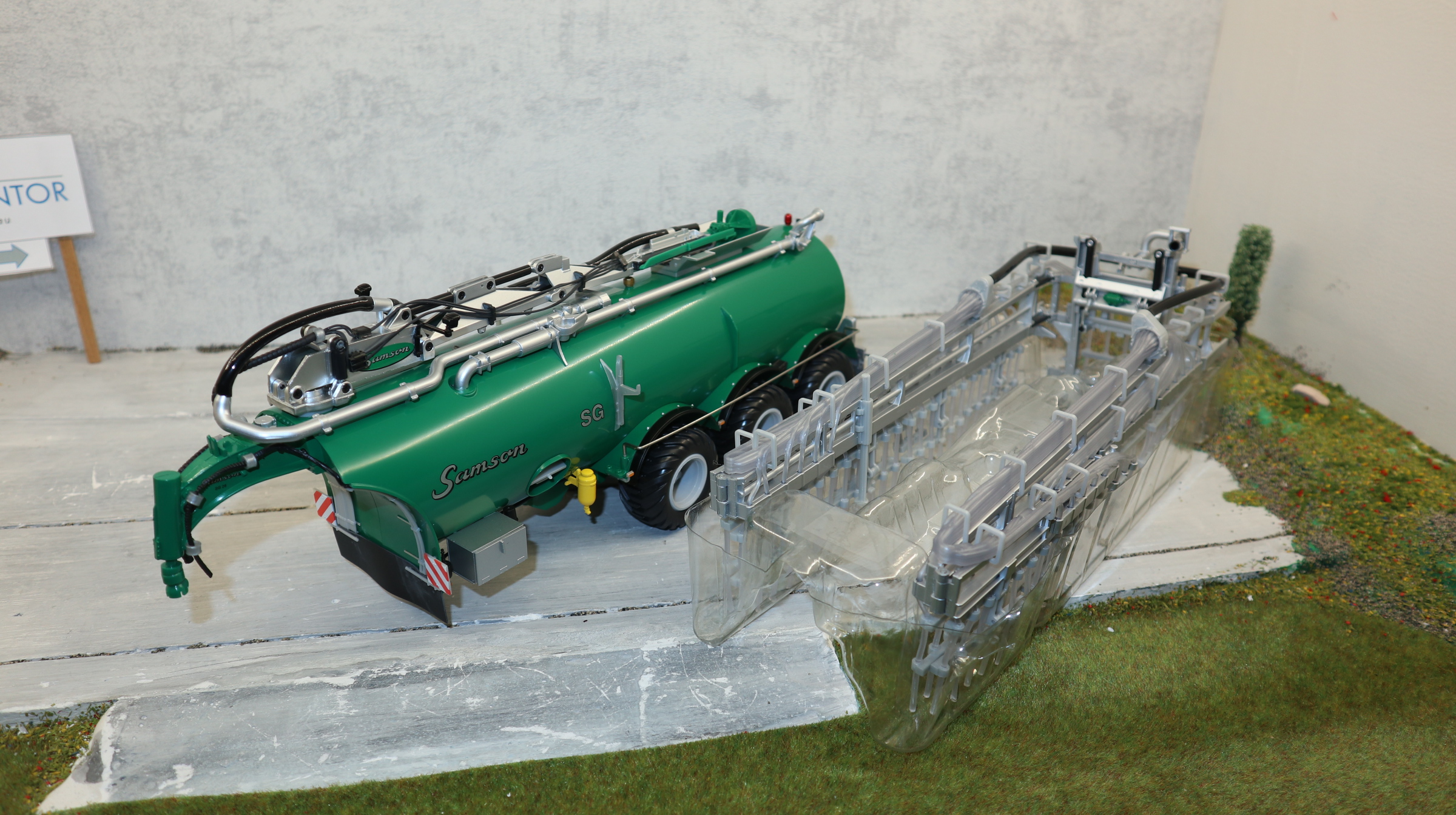 WIKING 077311 in 1:32 SAMSON SG28 Güllefass mit Schleppschlauch, NEU in OVP