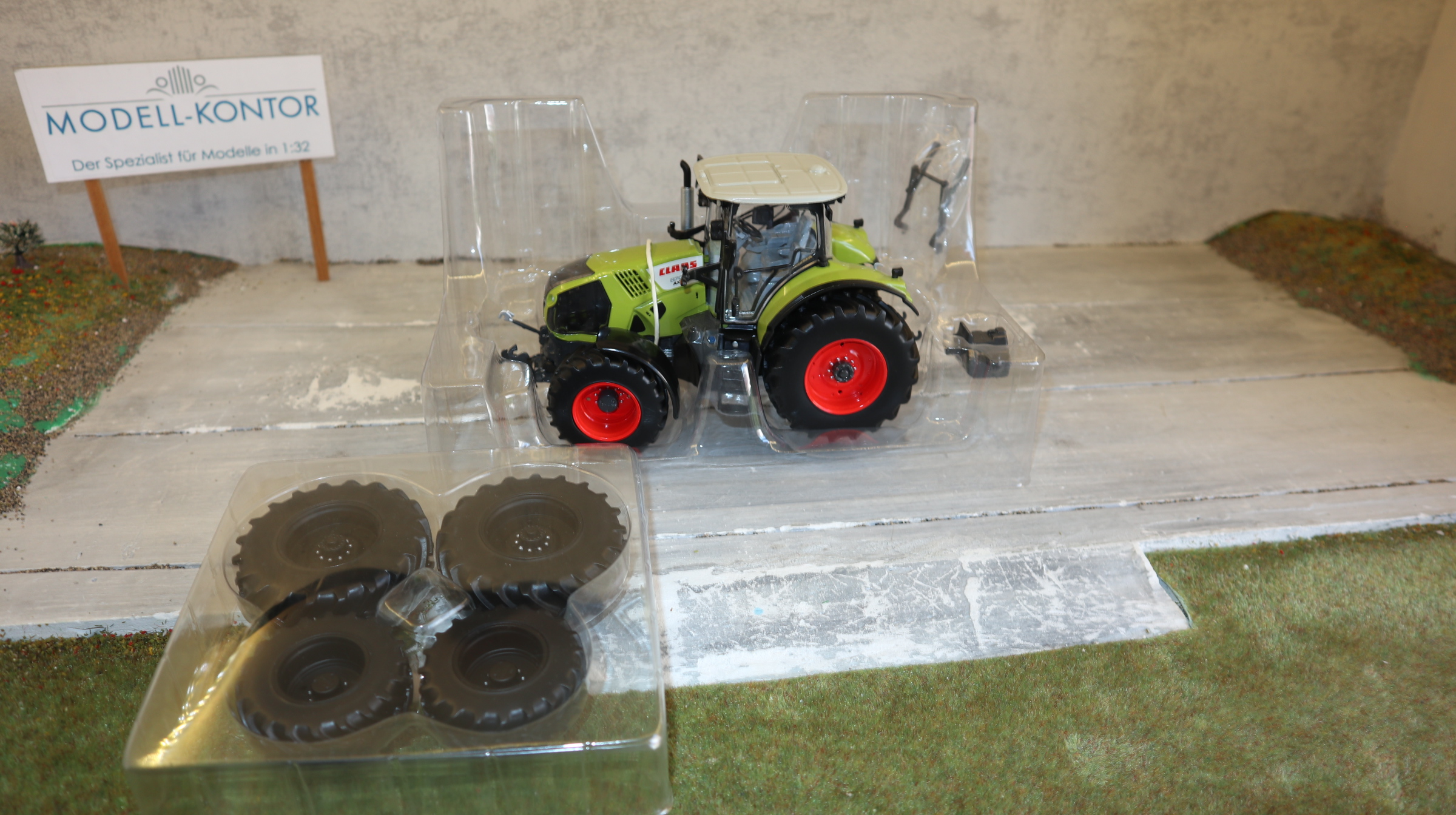 ROS 301580 in 1:32, Claas Axion 870 mit Zusatzreifen, NEU in OVP