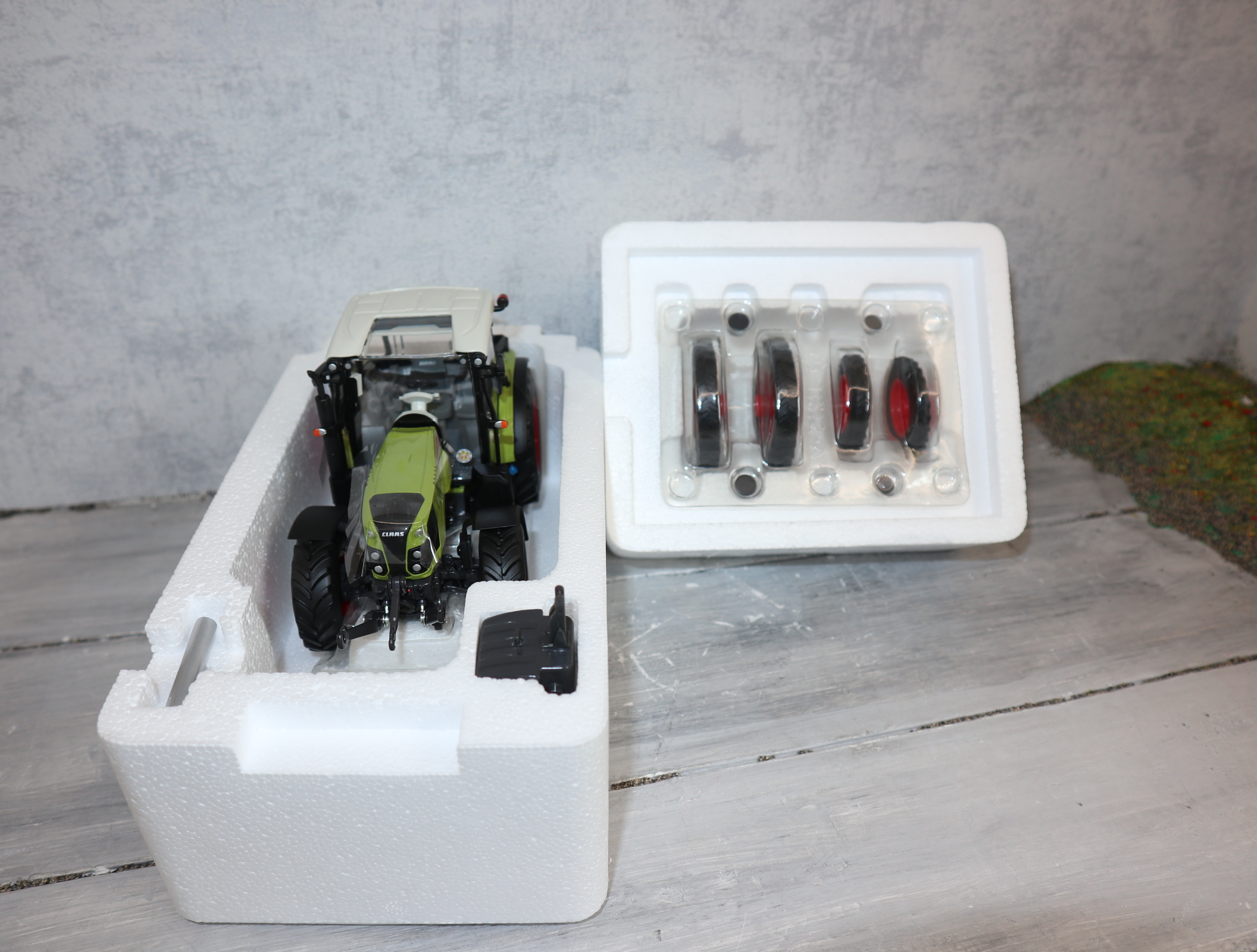 Wiking 0001706550 in 1:32,  Claas Arion 460 mit Extra Pflegereifen, NEU in OVP