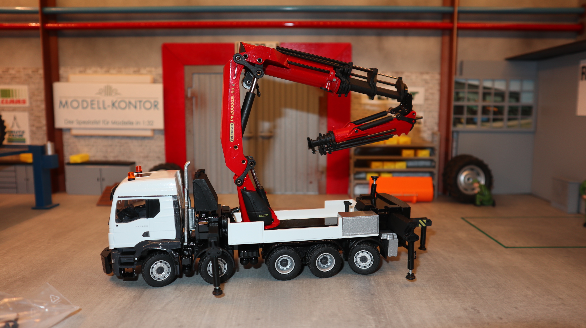 Conrad 81224-0 in 1:50,  MAN weiß 5-Achser mit PALFINGER PK 200002L SH, NEU in OVP
