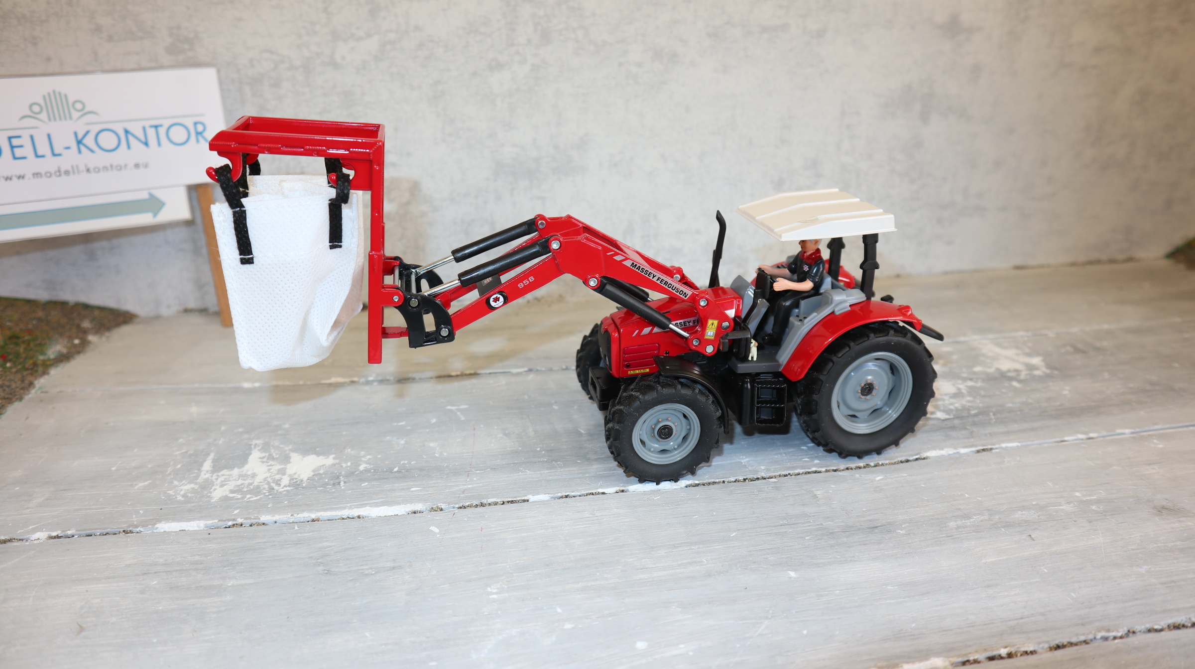 Siku 3653 in 1:32, Massey Ferguson 3445 mit Frontgaben, L.C.N. 2022, Neu in OVP
