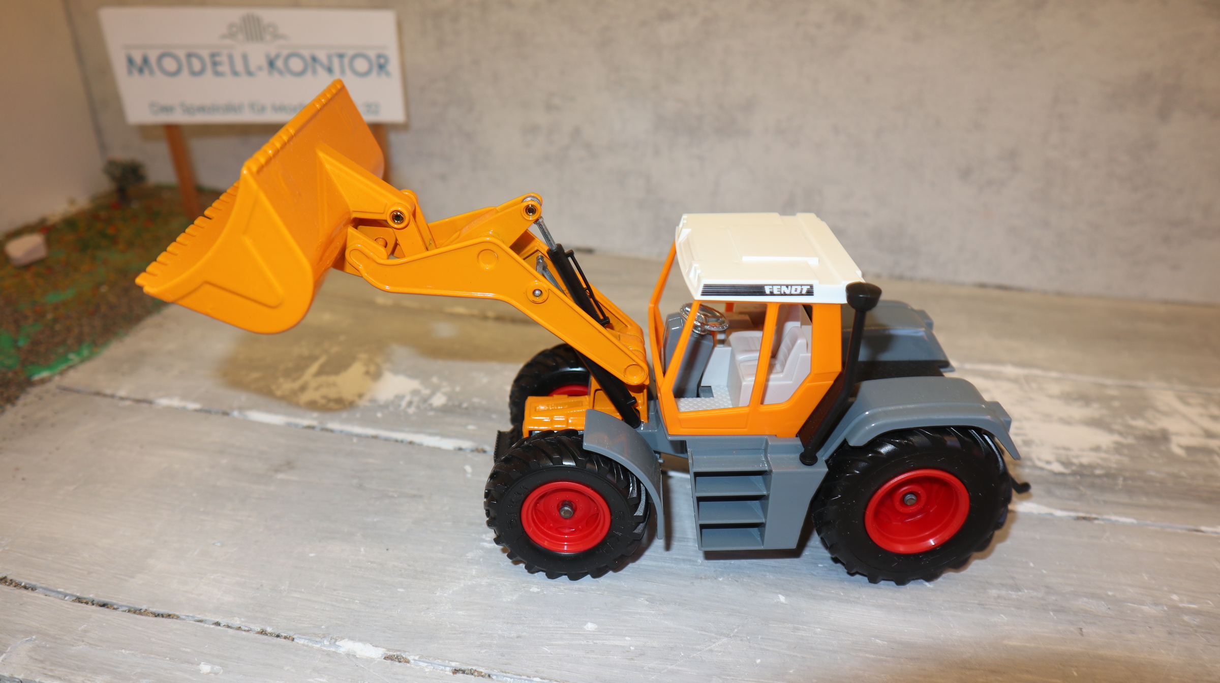 Siku 3551 in 1:32, Fendt Xylon mit Schaufellader in ORANGE, NEU in OVP
