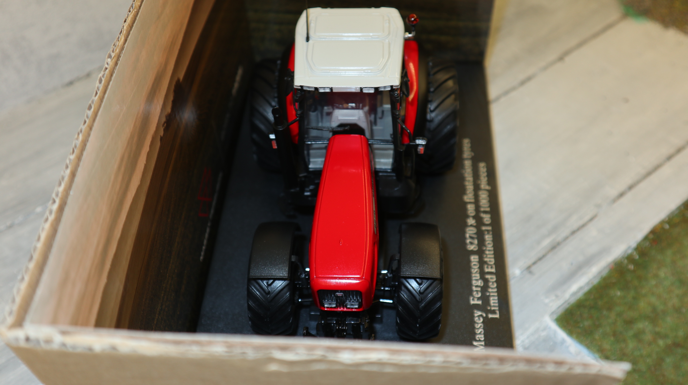Universal Hobbies UH 6425 in 1:32,  Massey Ferguson 8270 Xtra Ballon-Reifen,  NEU in OVP