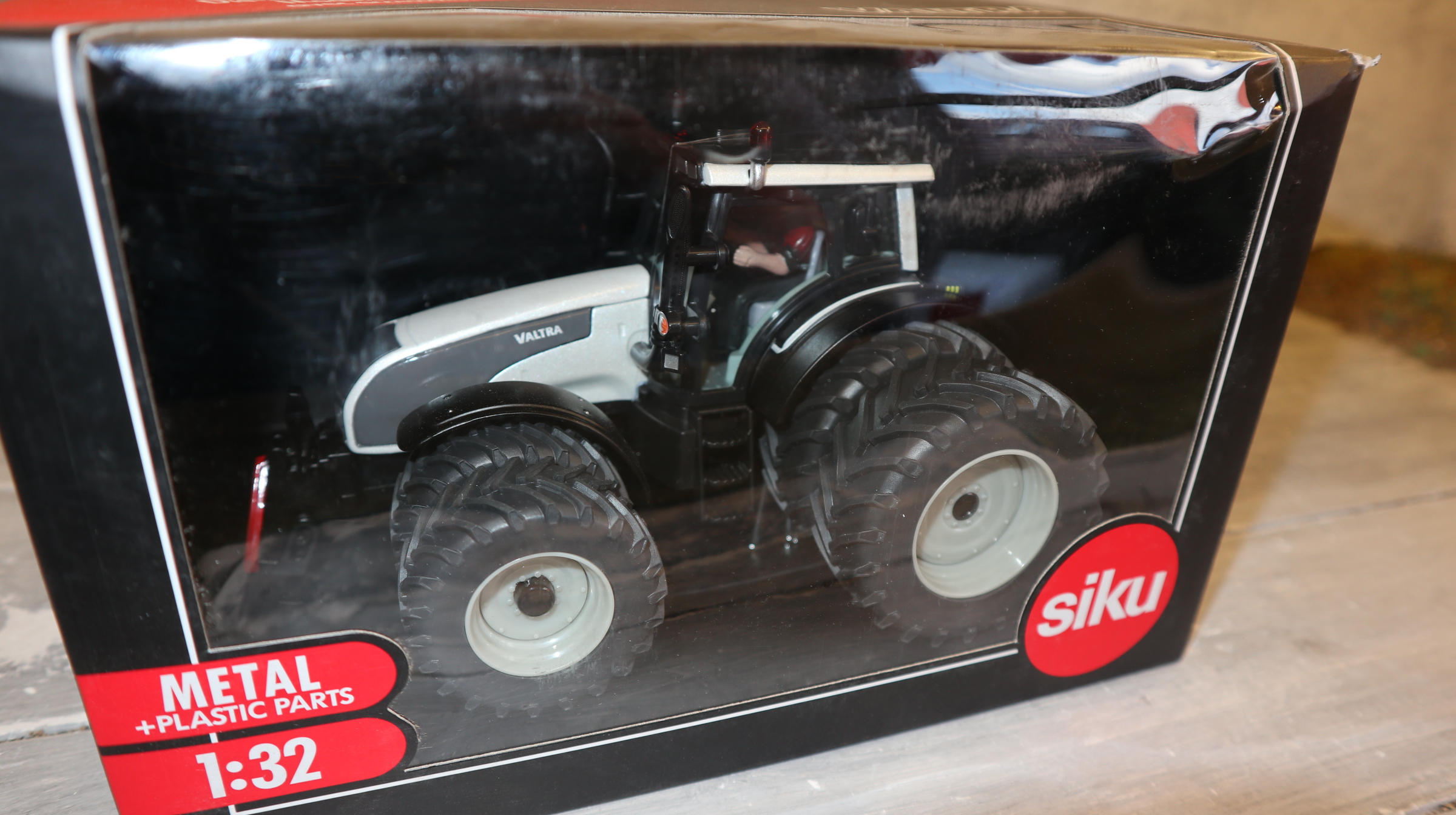 Siku 3268 in 1:32, Valtra T191 perlmutt-weiß mit Zwillingsräder, NEU in OVP
