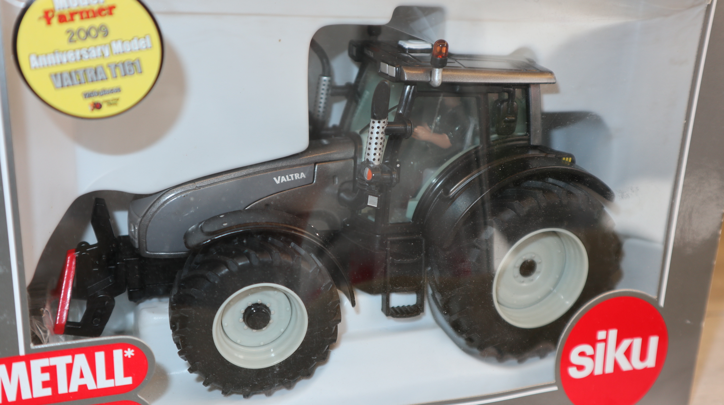 Siku 3268 in 1:32,  Valtra T161 GRAU Modell Farmer 2009, NEU in OVP