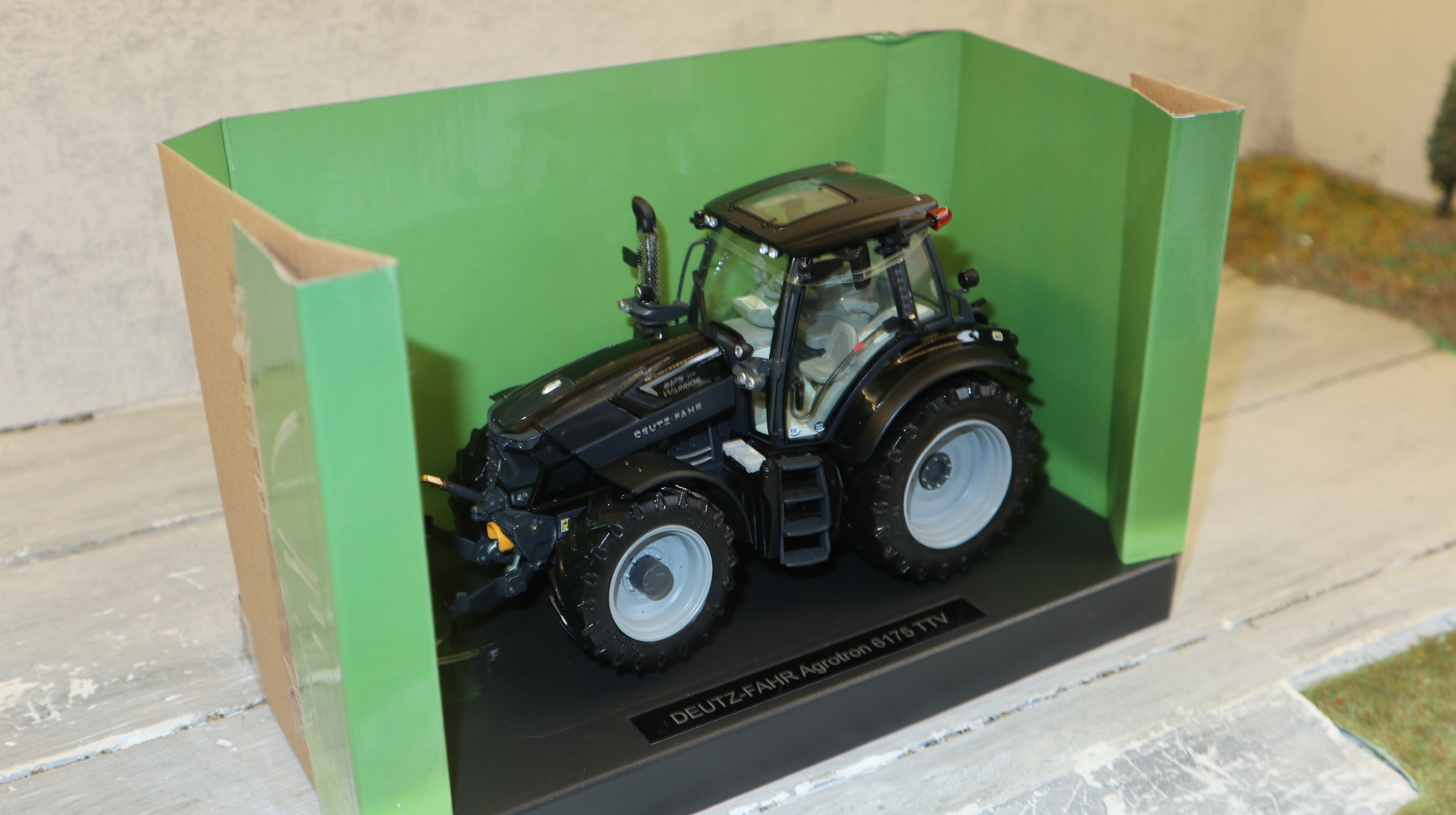 Weise Toys 2053 in 1:32, Deutz-Fahr 6175 TTV Warrior black, NEU in OVP