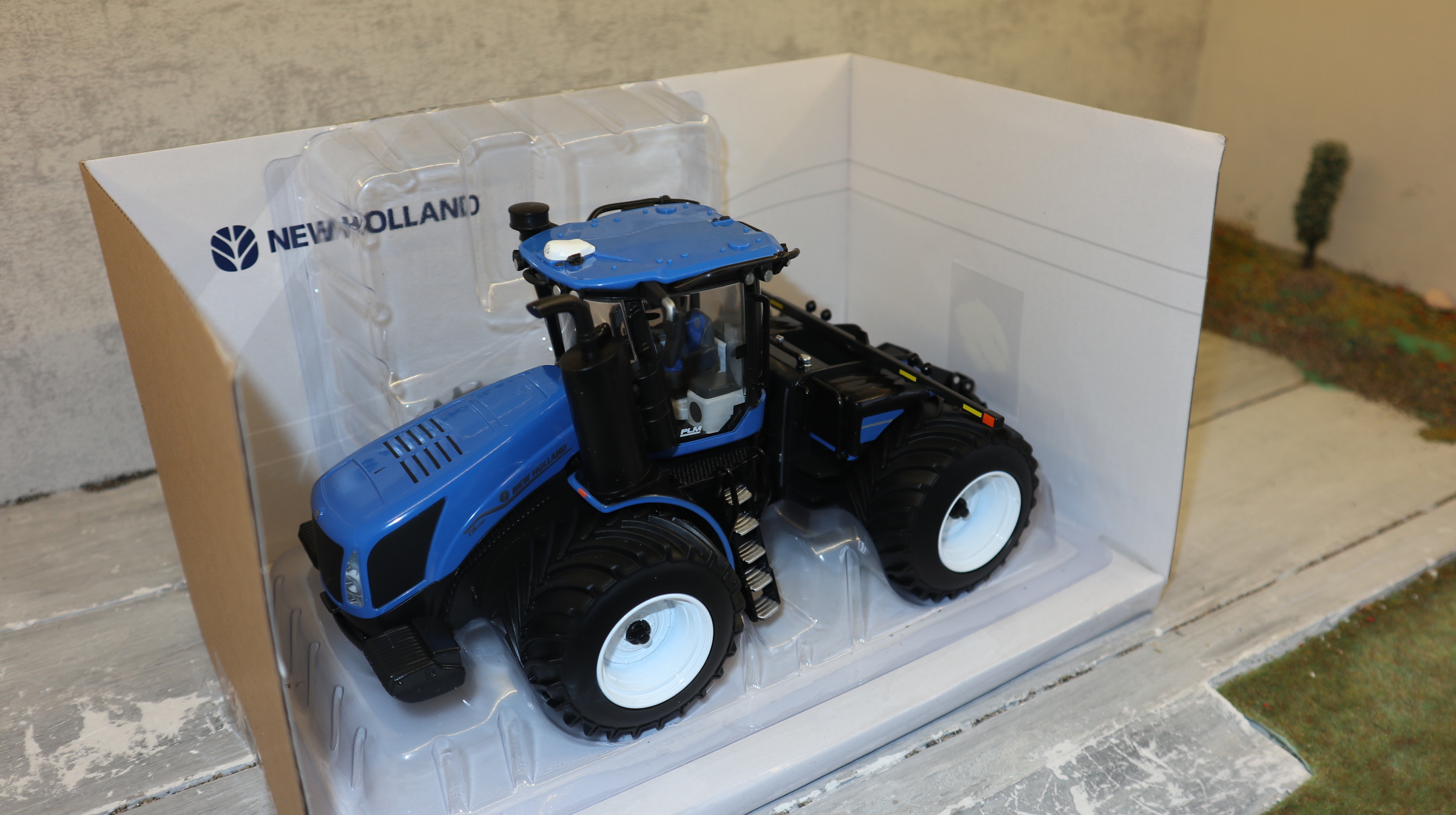 ERTL Prestige 13943 in 1:32, New Holland T9.700 mit Ballon-Reifen,  USA-Modell, NEU in OVP