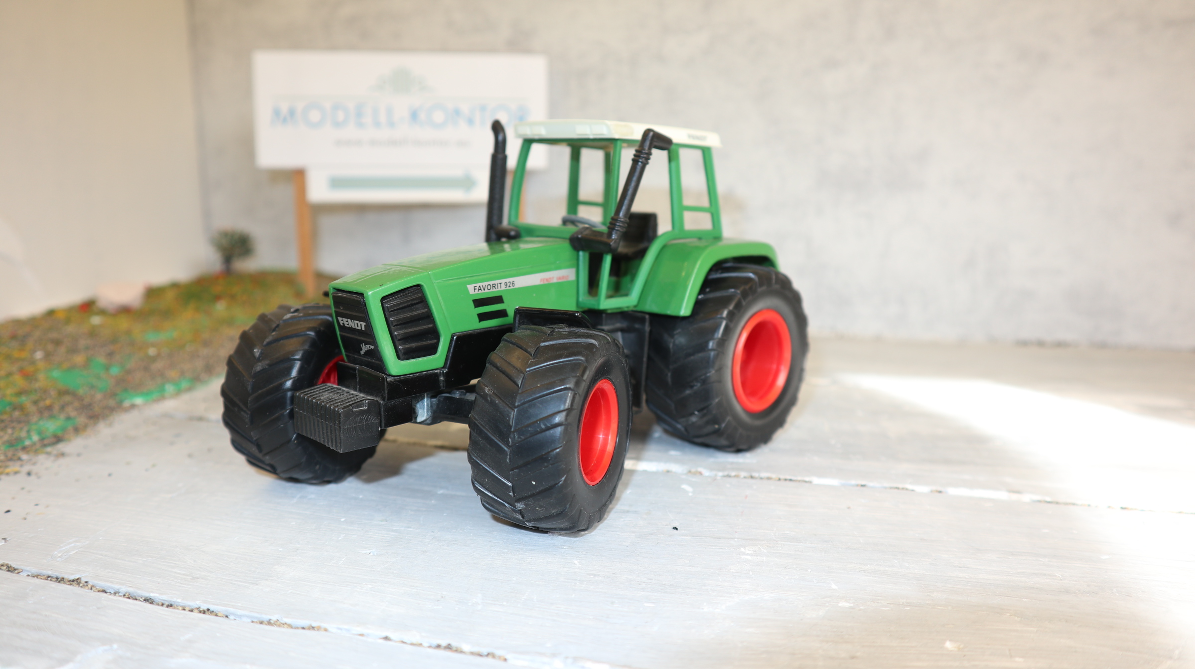 Siku 3158 in 1:32, Fendt 926 mit Breitreifen, schwarzes Chassis , NEU ohne OVP 