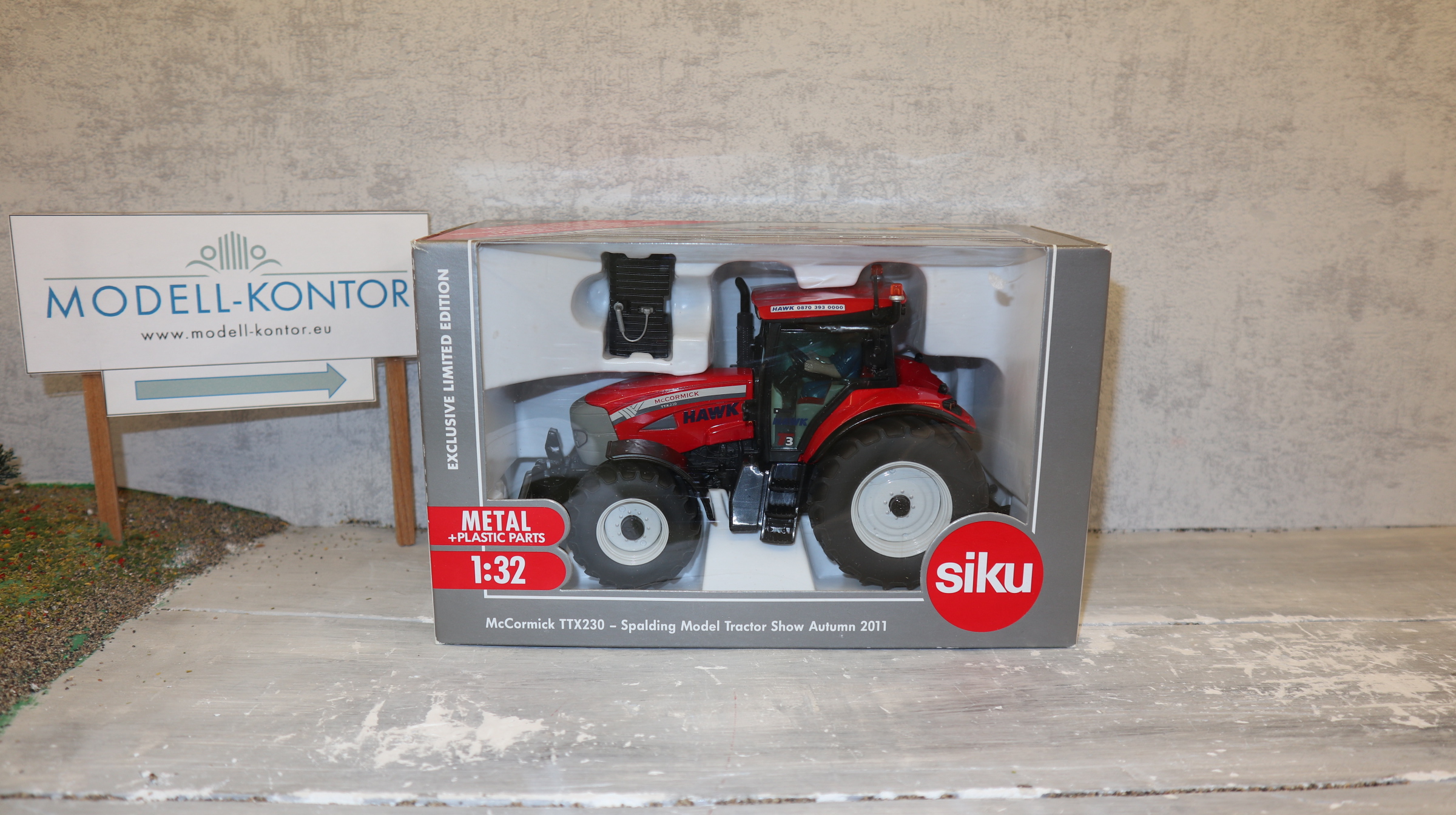 Siku 3269 in 1:32, McCormick TTX230 HAWK Spalding 2011 Sondermodell, NEU in OVP