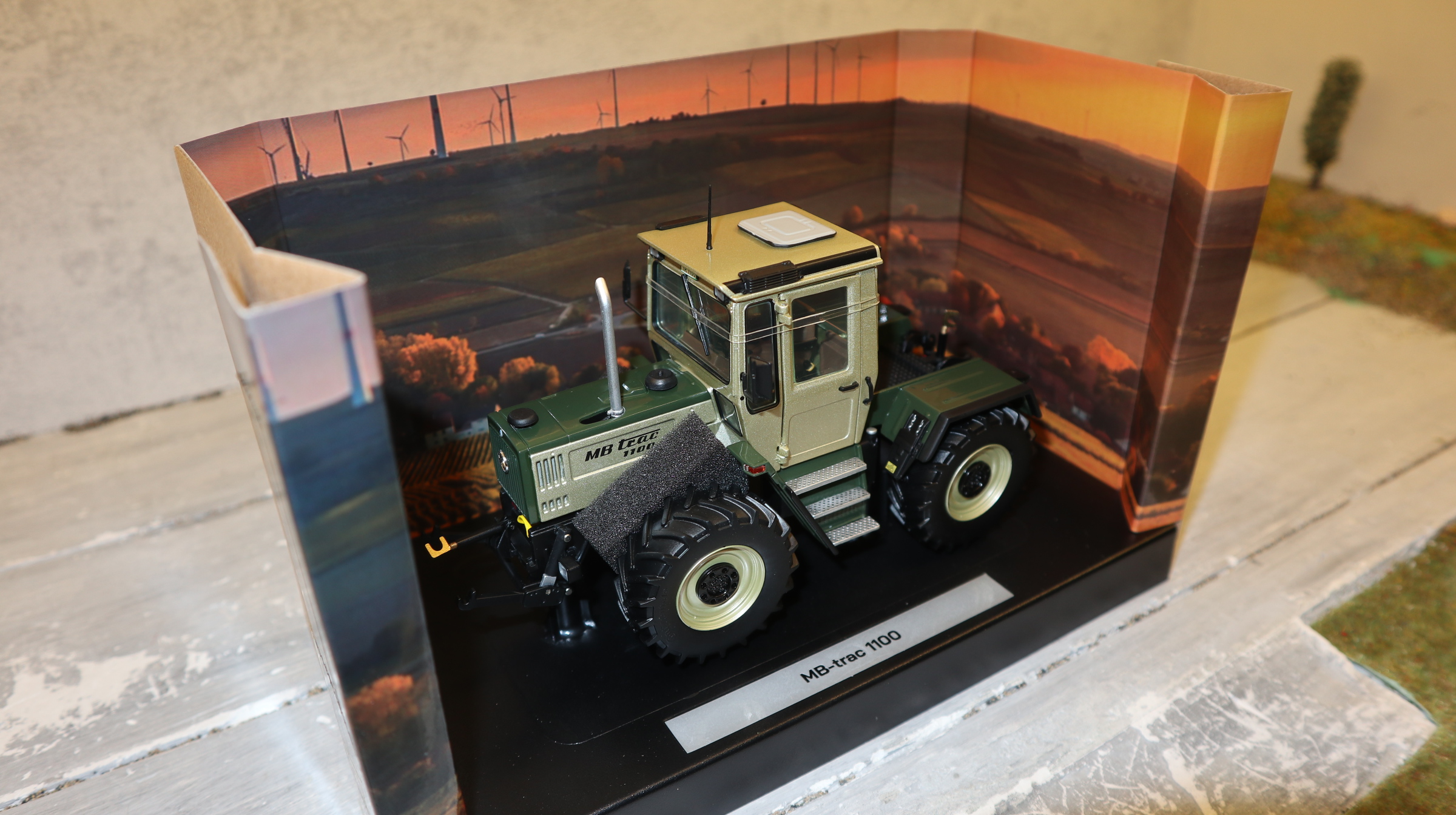 Weise Toys 1085 in 1:32, MB-trac 1100 distelgrün, NEU in OVP