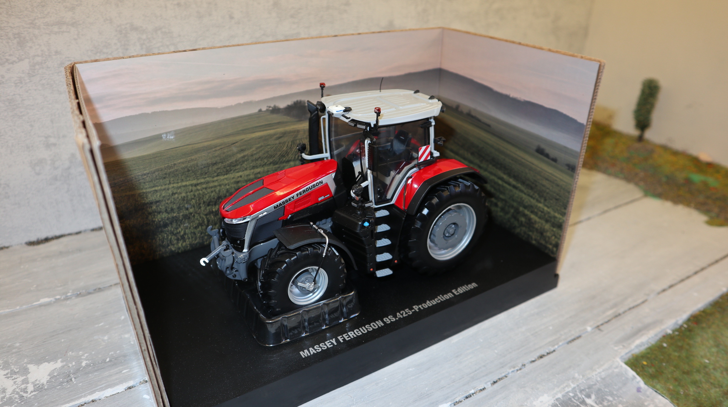 Universal Hobbies UH 6710 in 1:32, Massey Ferguson 9S.425 Sondermodell Production Version,  NEU in OVP