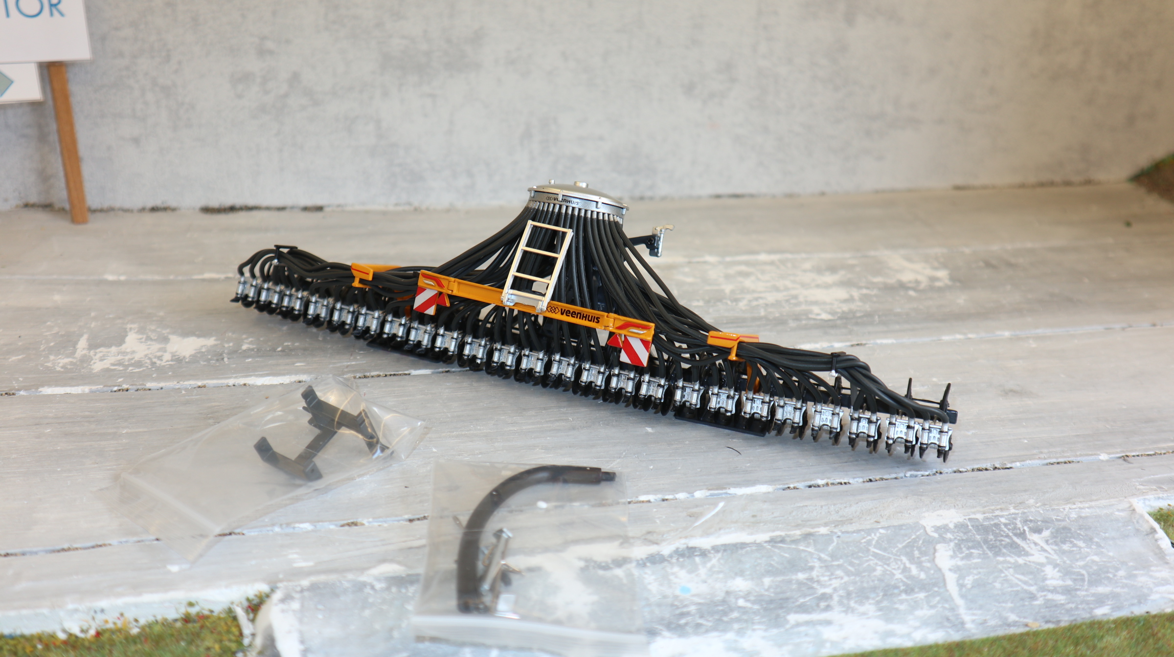 MarGe 2427 in 1:32, Veenhuis Gülle Injector X900 Pro, NEU in OVP