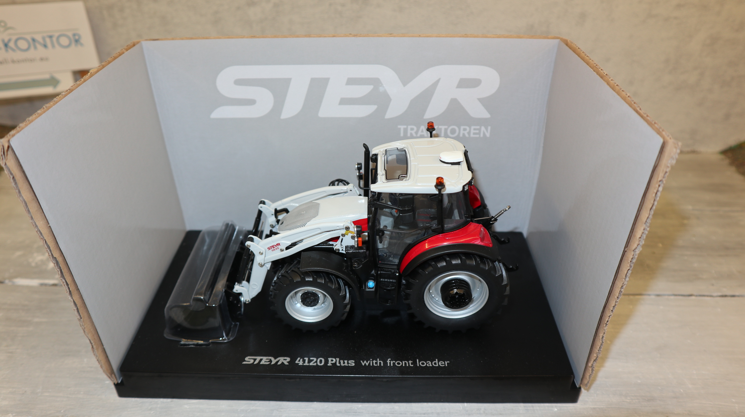 Universal Hobbies UH 6823 in 1:32,  Steyr 4120 Plus mit Frontlader,  NEU in OVP