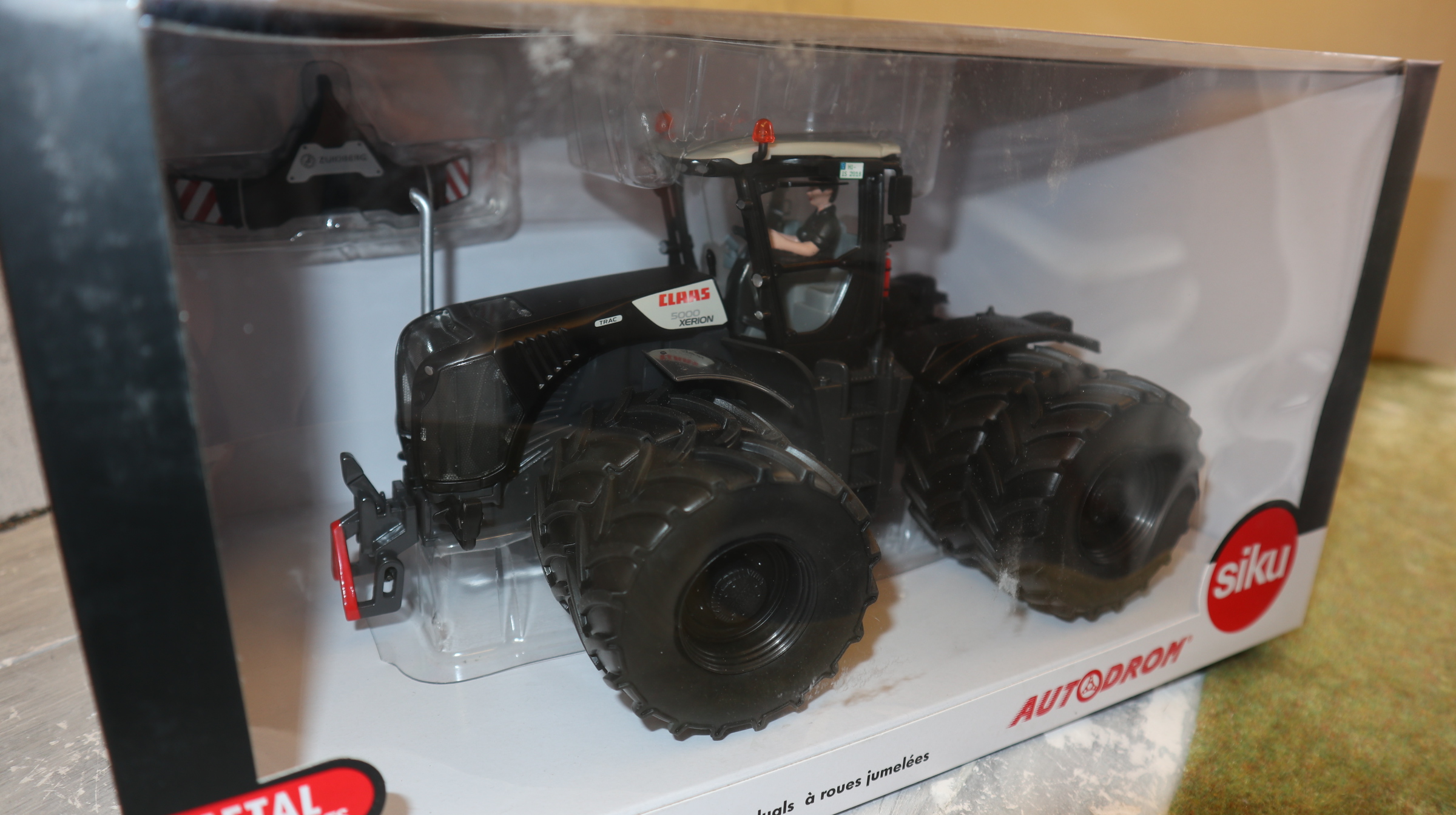 Siku 8517 in 1:32, Claas Xerion 5000 BLACKLINE Doppelbereift,  NEU in  OVP