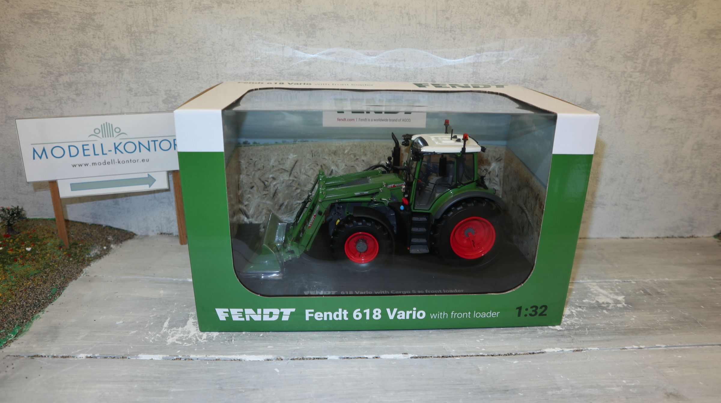 Miniature Universal Hobbies - Fendt 618 Vario Avec Chargeur Cargo 5 - 1/32 (Neuf)