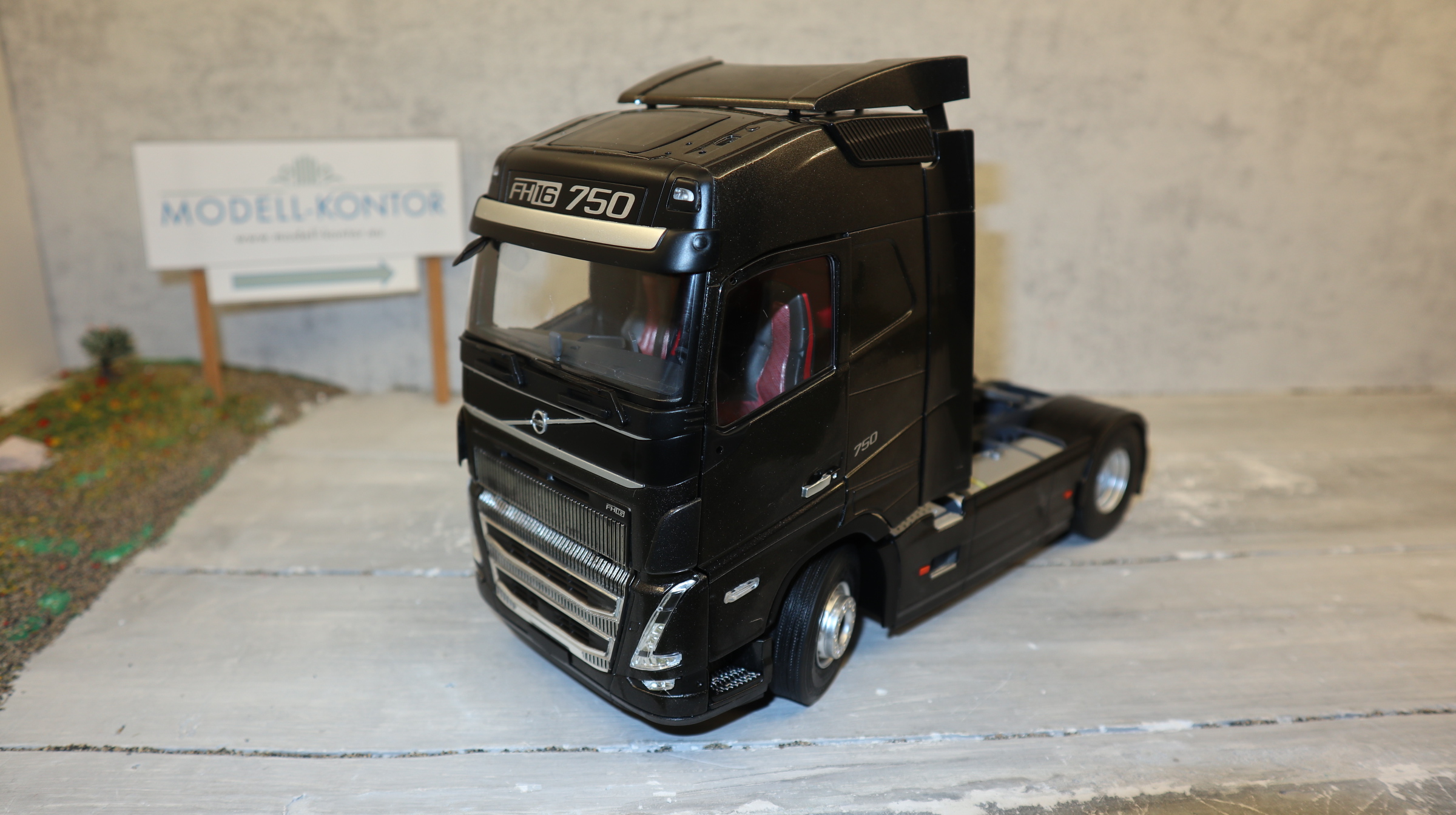 SOLIDO 2400102 in 1:24, VOLVO FH 16 Globetrotter XL,  SZM in schwarz, NEU in OVP