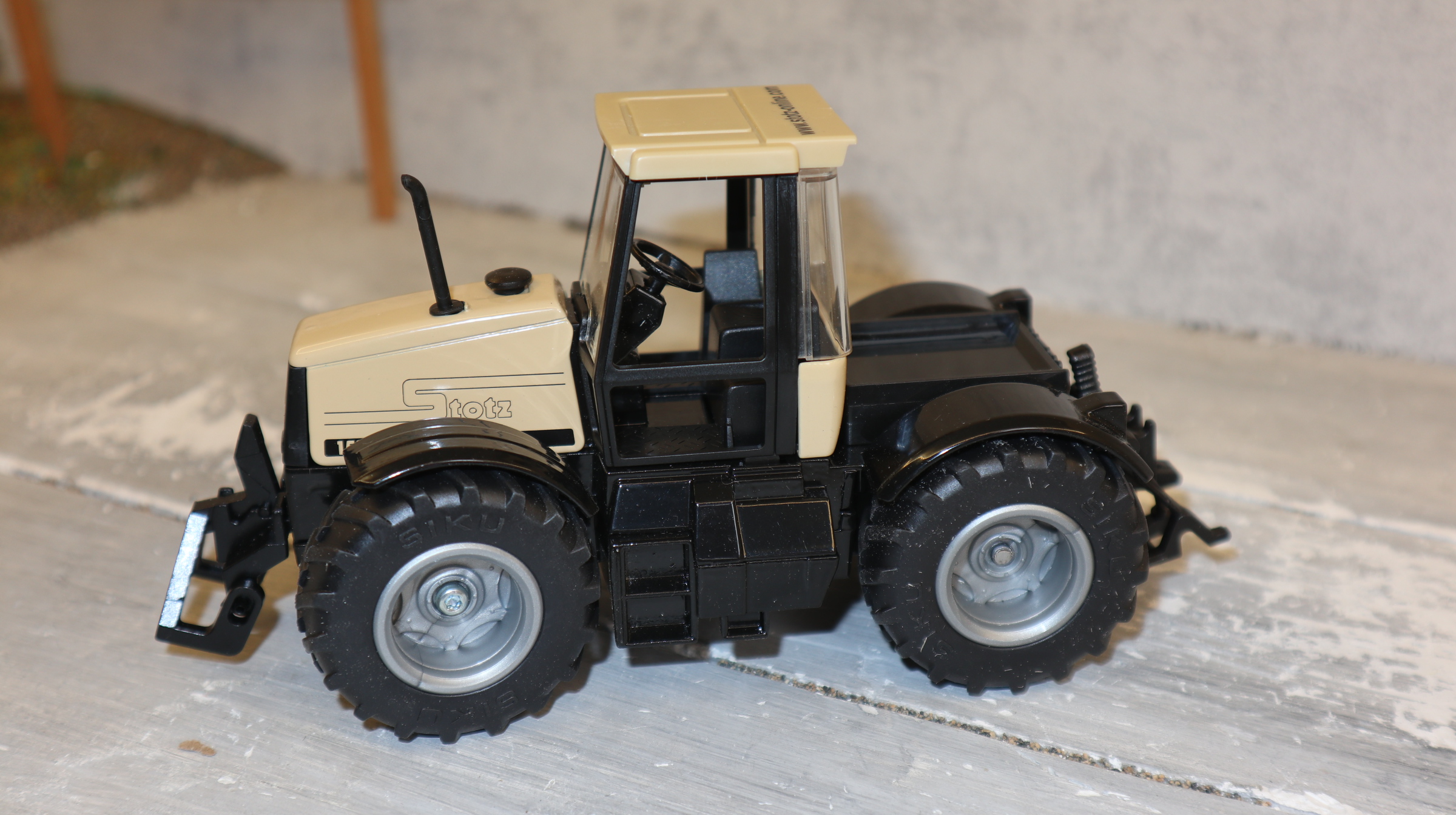 Siku 3160 in 1:32, JCB Fastrac 2150 STOTZ beige, NEU in OVP
