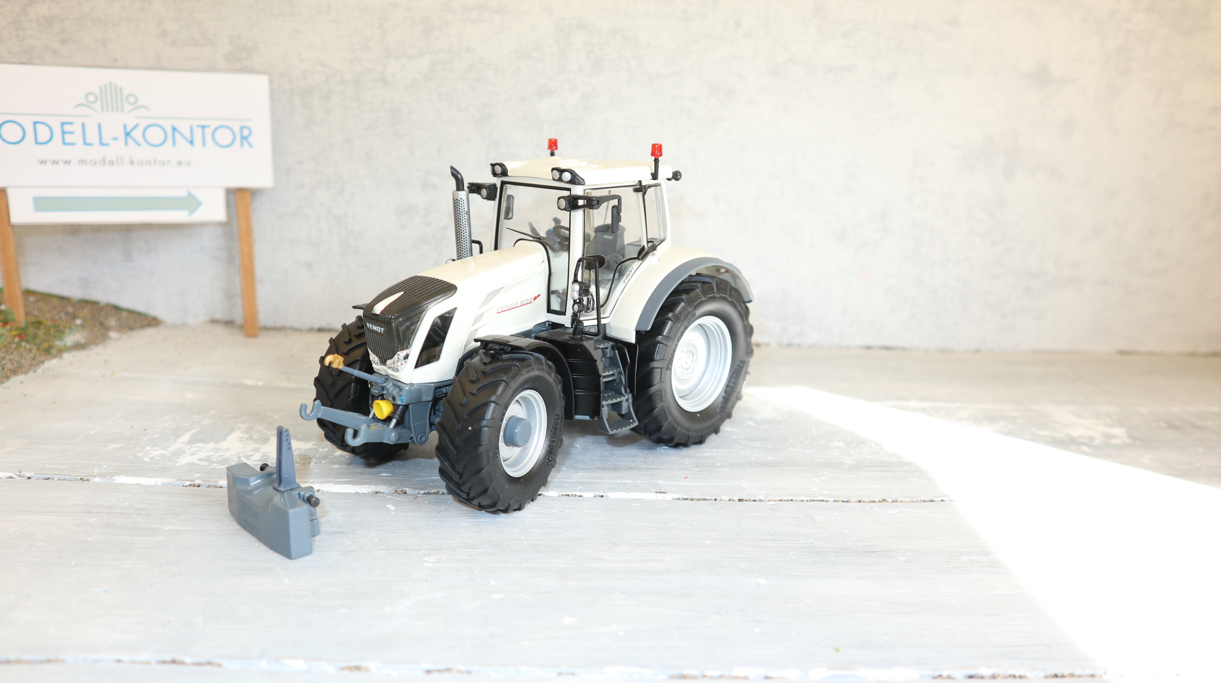 WIKING in 1:32, Fendt 828 cremeweiß Sondermodell Fendt X99-Nr. , NEU in OVP