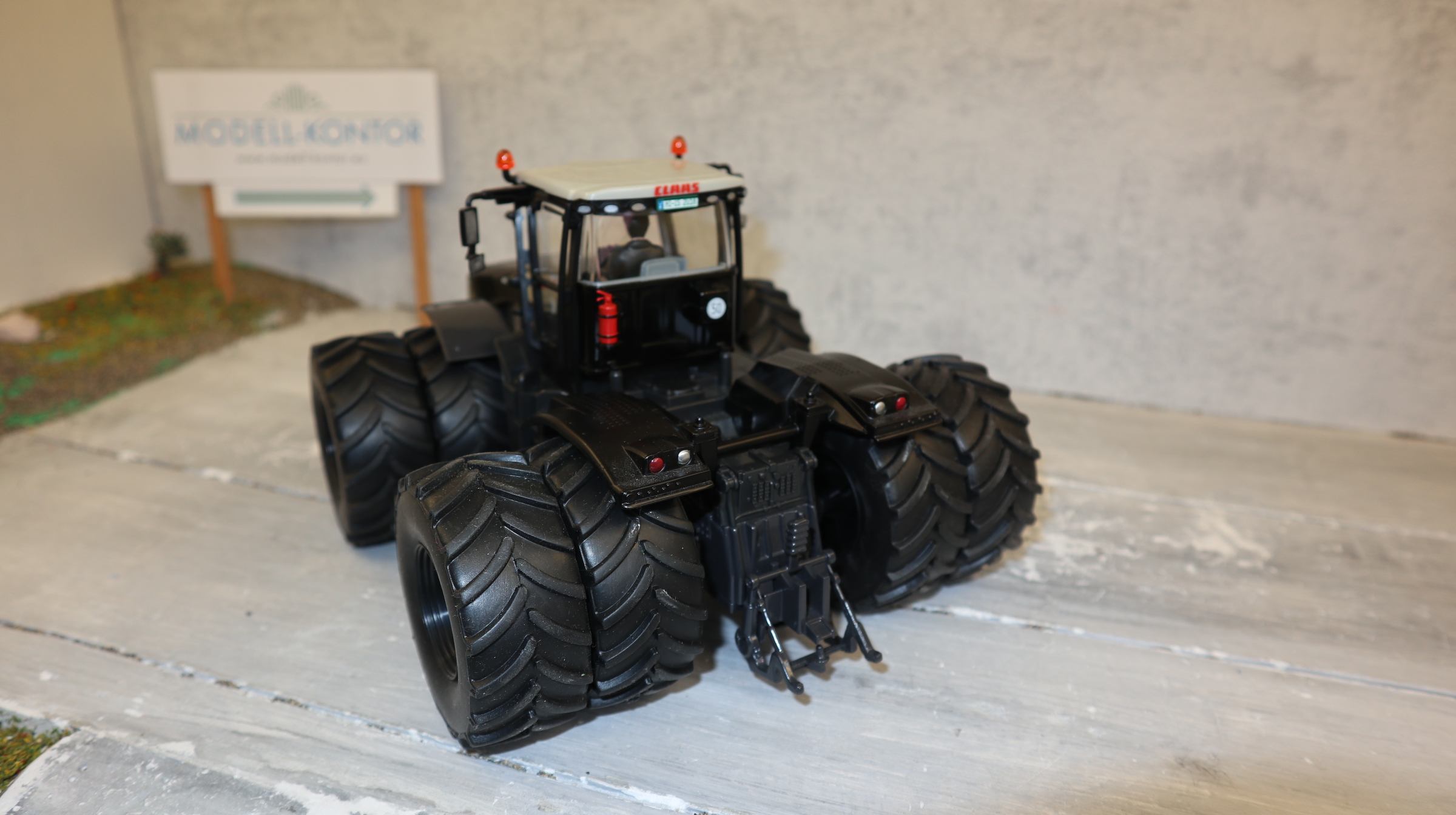 Siku 8517 in 1:32, Claas Xerion 5000 BLACKLINE Doppelbereift,  NEU ohne OVP