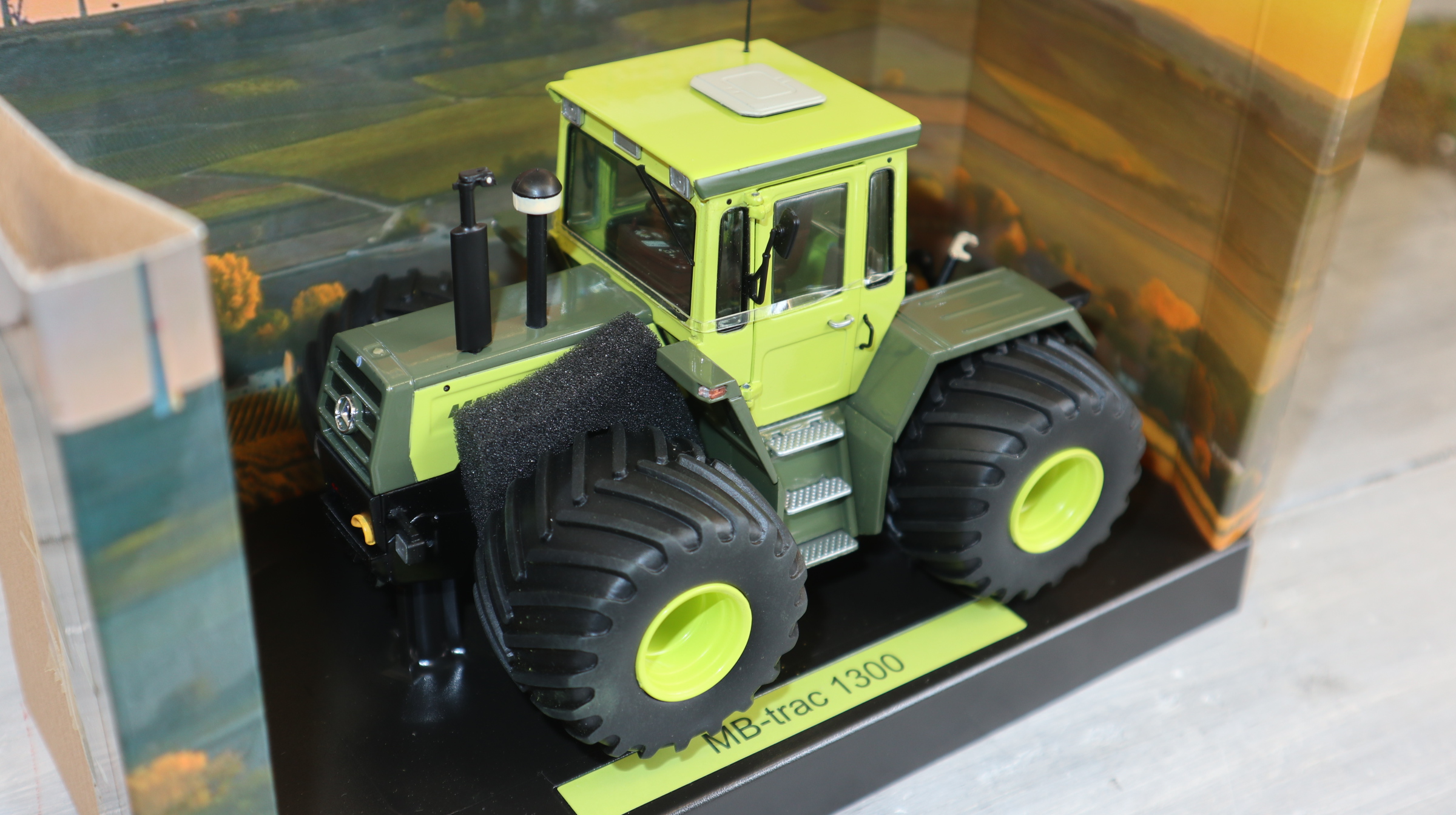 Weise Toys 1018 in 1:32, MB-trac 1300 mit Terra-Reifen,  NEU in OVP