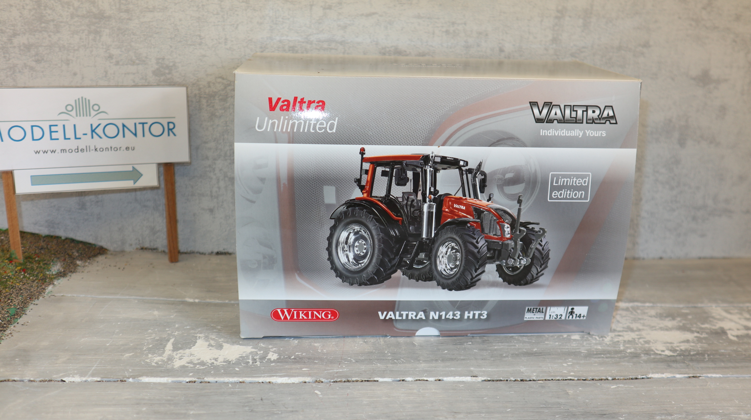 WIKING 077326 in 1:32, Valtra N143 HT3 Braun-Metallic Sondermodell, NEU in OVP