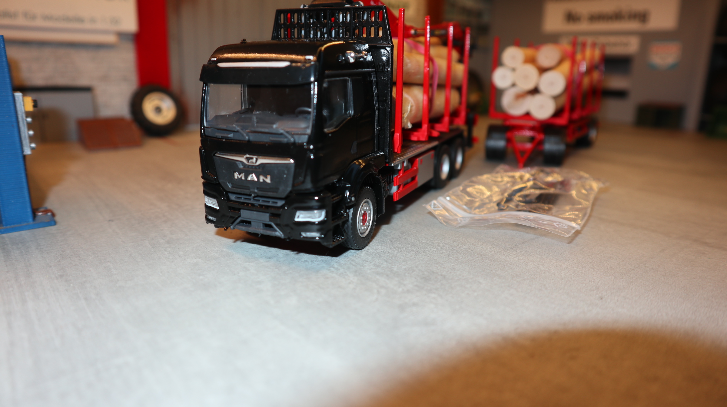 Conrad 81183-0 in 1:50,  MAN TGS schwarz mit PALFINGER Epsilon  DOLL-Kurzholzzug, NEU in OVP