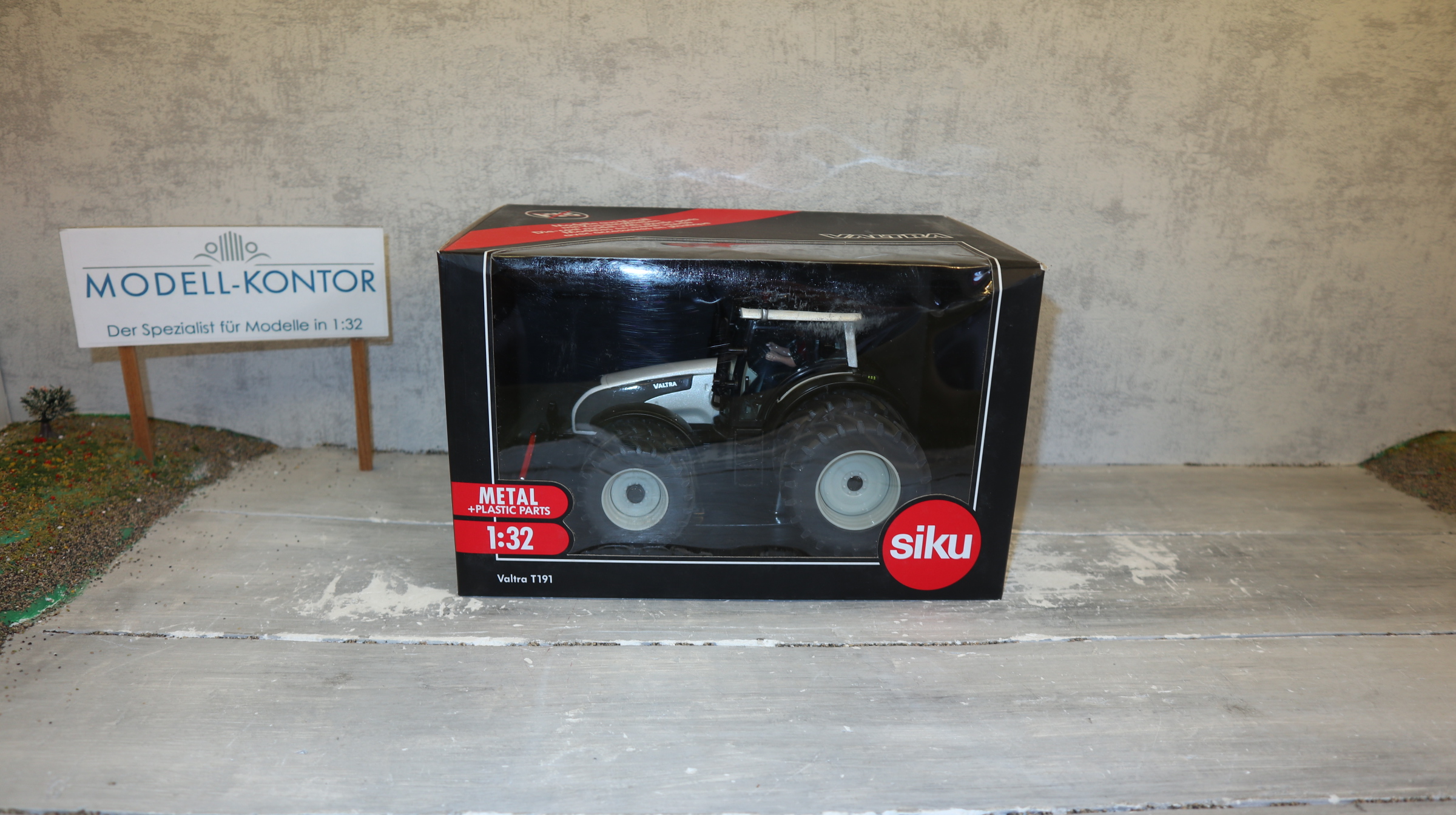 Siku 3268 in 1:32, Valtra T191 perlmutt-weiß mit Zwillingsräder, NEU in OVP