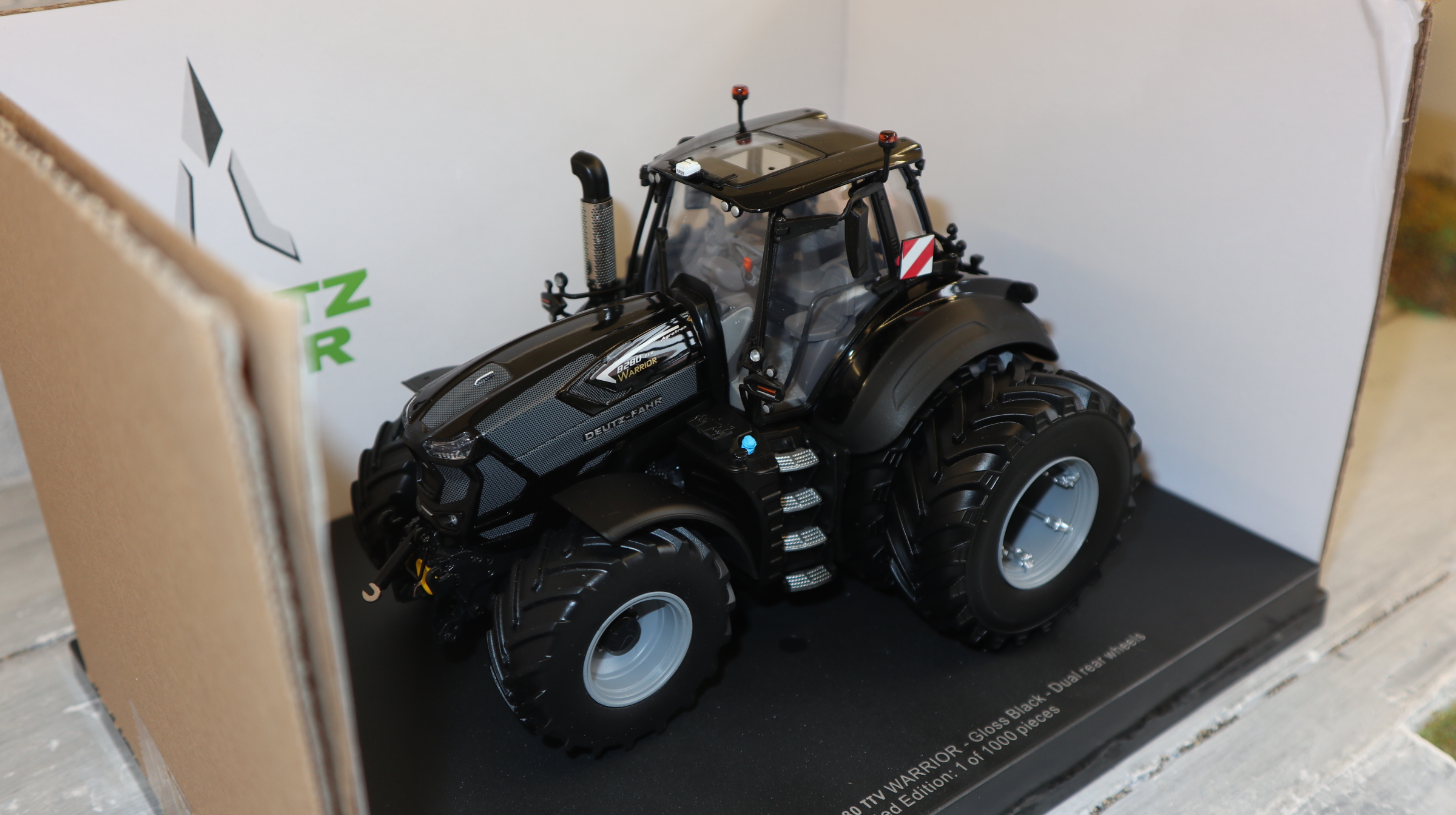 Universal Hobbies UH 6834  in 1:32,  Deutz-Fahr 8280 TTV Warrior schwarz glänzend,  NEU in OVP