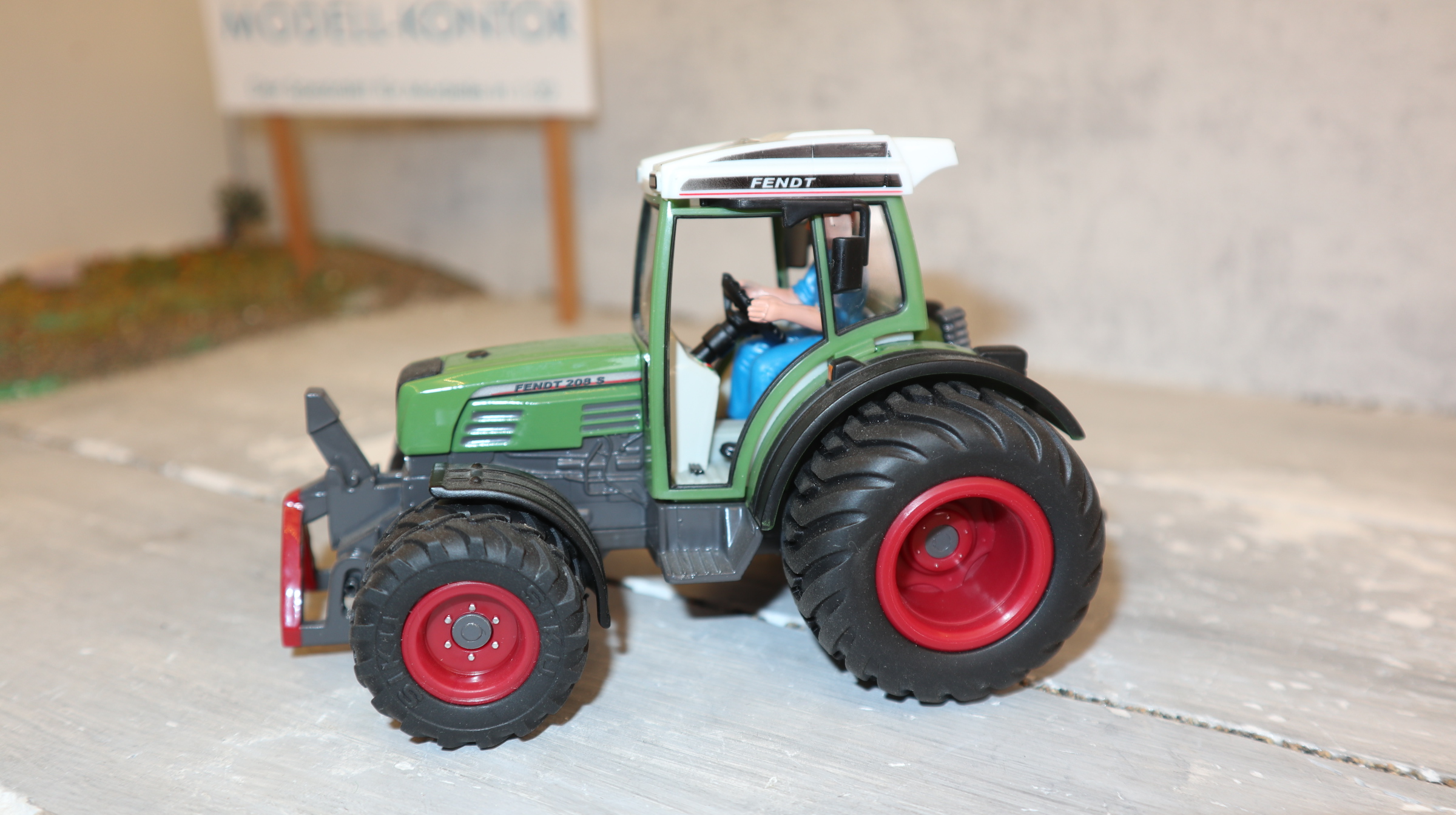 Siku 3052 in 1:32, Fendt 208 S Terrareifen, NEU in OVP
