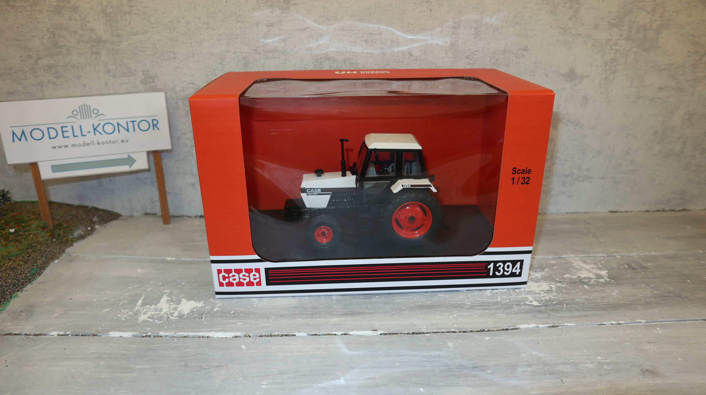 Universal Hobbies UH 6470 in 1:32, CASE International 1394 2WD, NEU in OVP