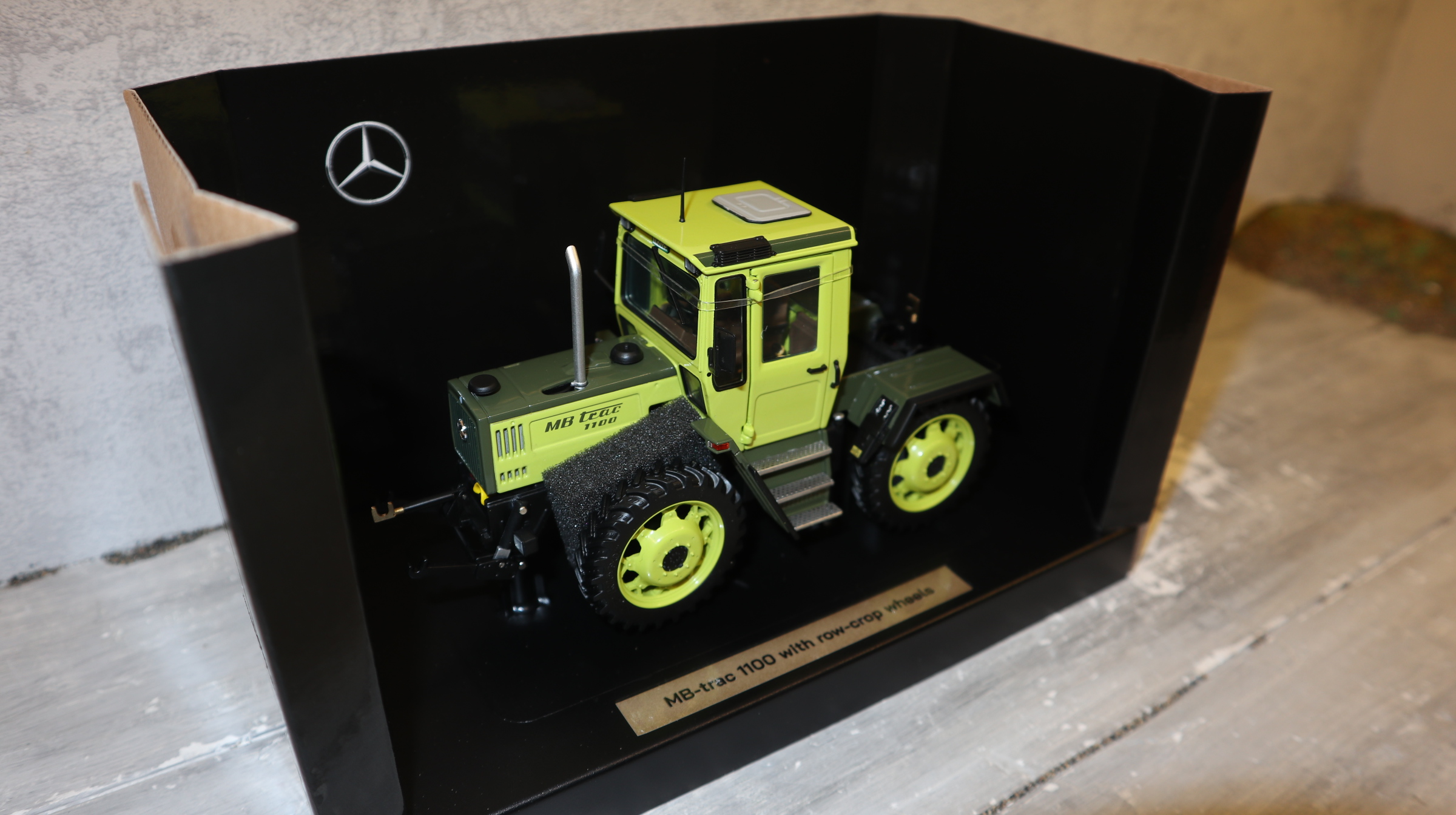 Weise Toys 1088 in 1:32, MB-trac 1100 Pflegereifen grüngelb,  NEU in OVP