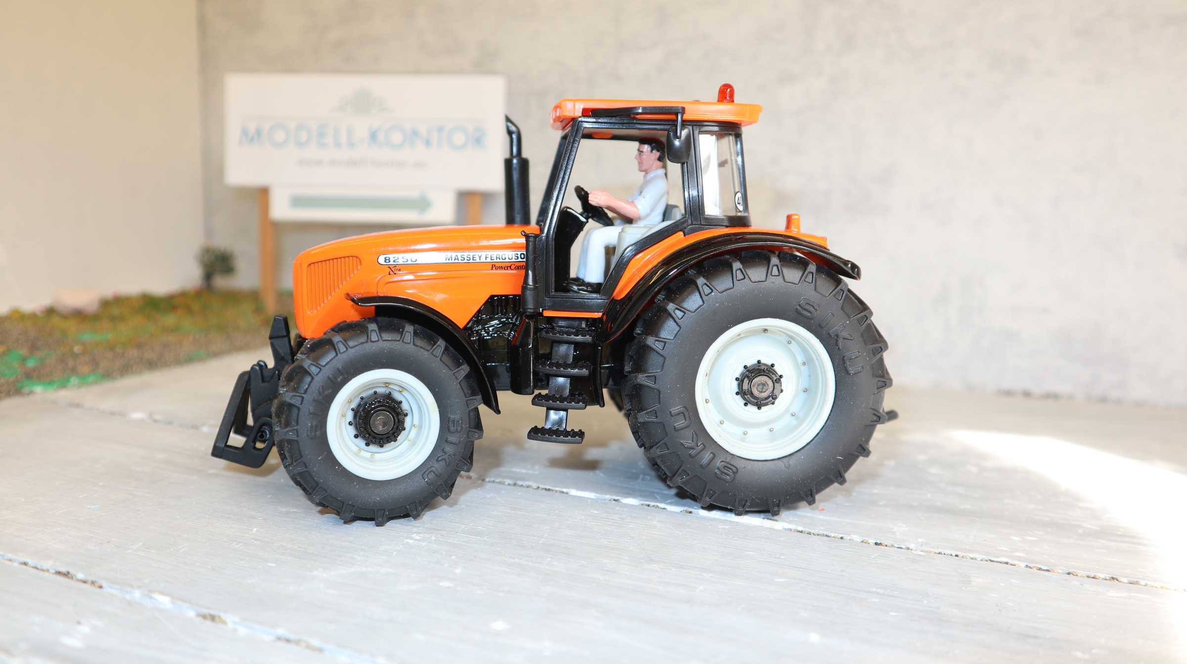 Siku 3251 in 1:32, Massey Ferguson 8280 Xtra HÖING hellorange IE lichtgrau,  NEU in OVP