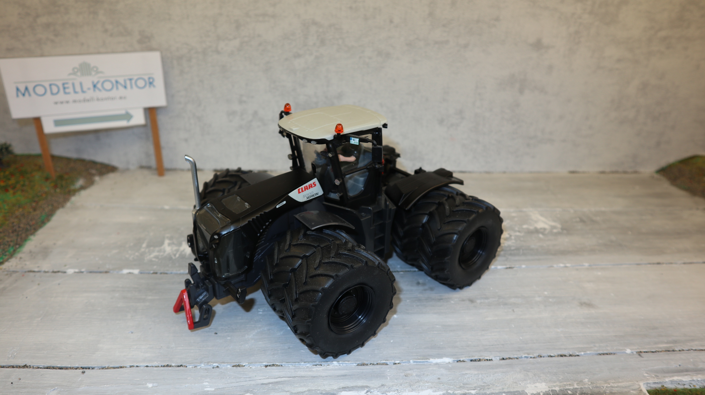 Siku 8517 in 1:32, Claas Xerion 5000 BLACKLINE Doppelbereift,  NEU ohne OVP