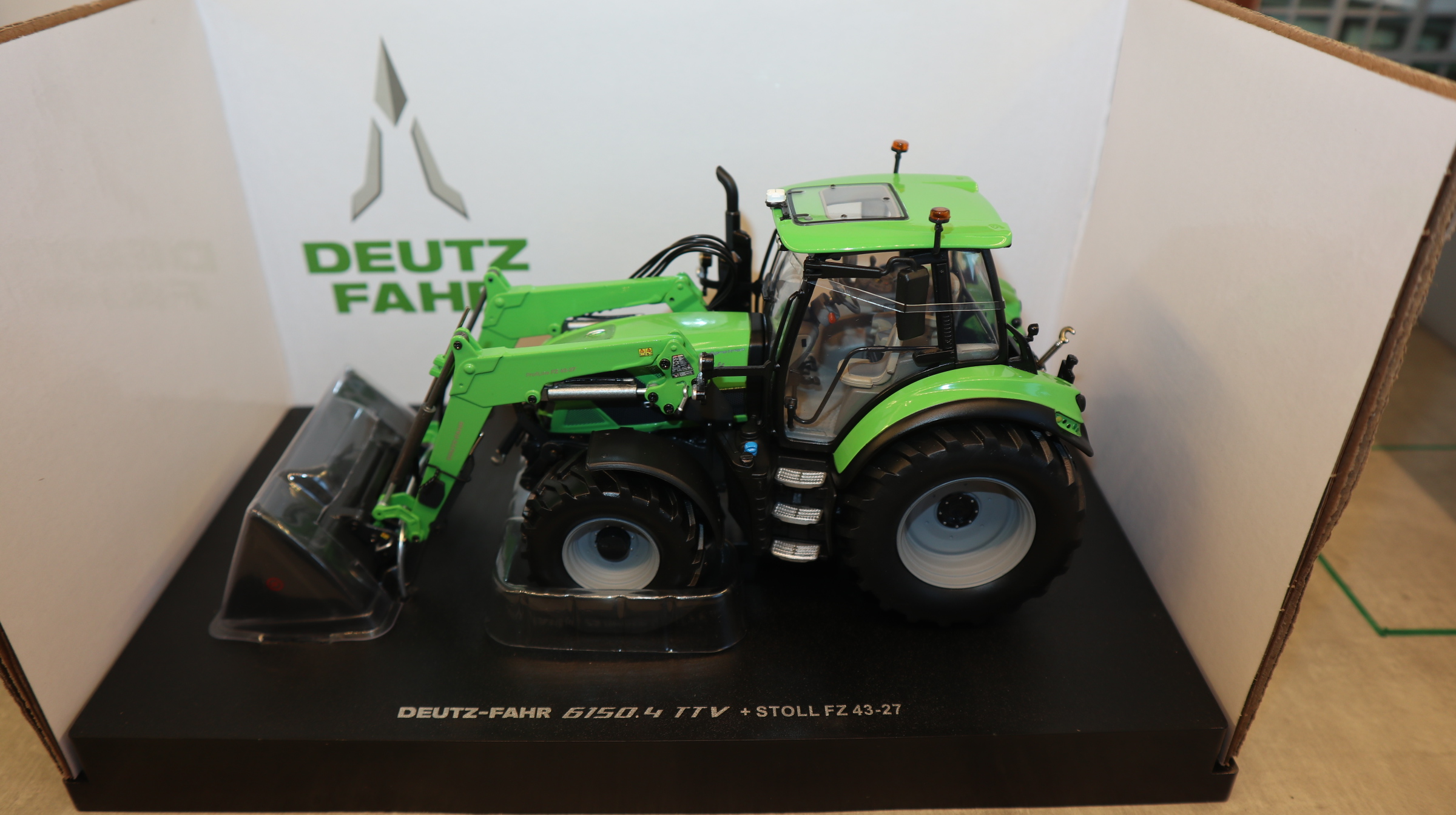 Universal Hobbies UH 6859 in 1:32, Deutz-Fahr 6150.4 TTV mit STOLL Frontlader, NEU in OVP