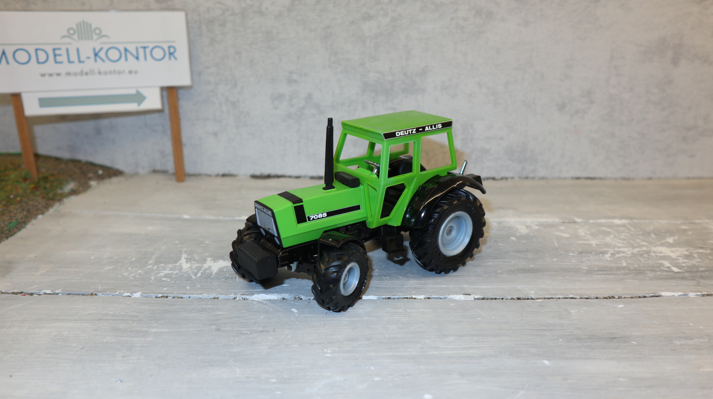 Siku 2850 in 1:32, Deutz-Fahr 7085, Sondermodell USA als DEUTZ-ALLIS, NEU in OVP