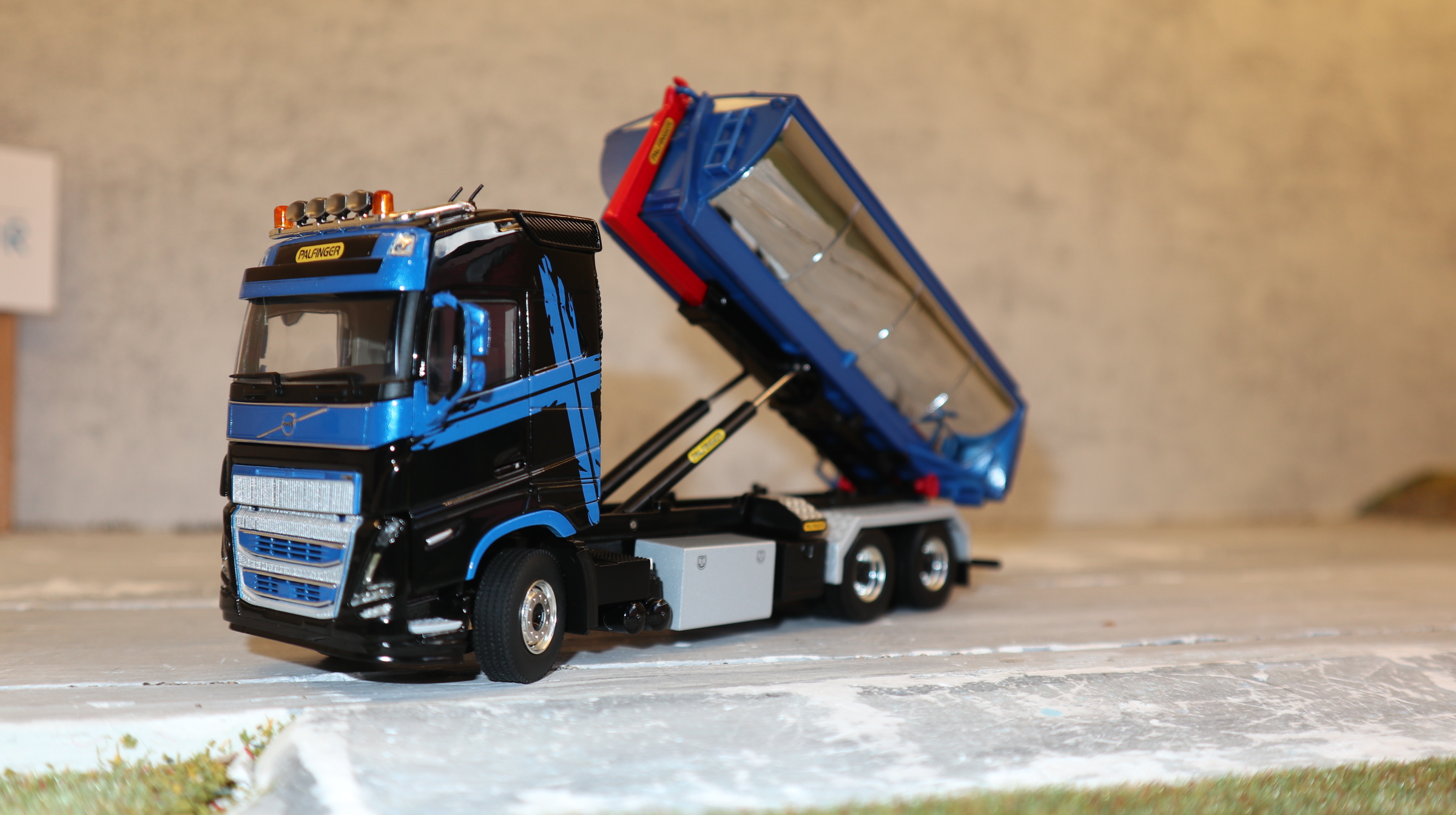 WSI 02-3794 in 1:50, Volvo FH5 6x4 schwarz-blau Palfinger Abroller + Thermomulde  NEU in OVP