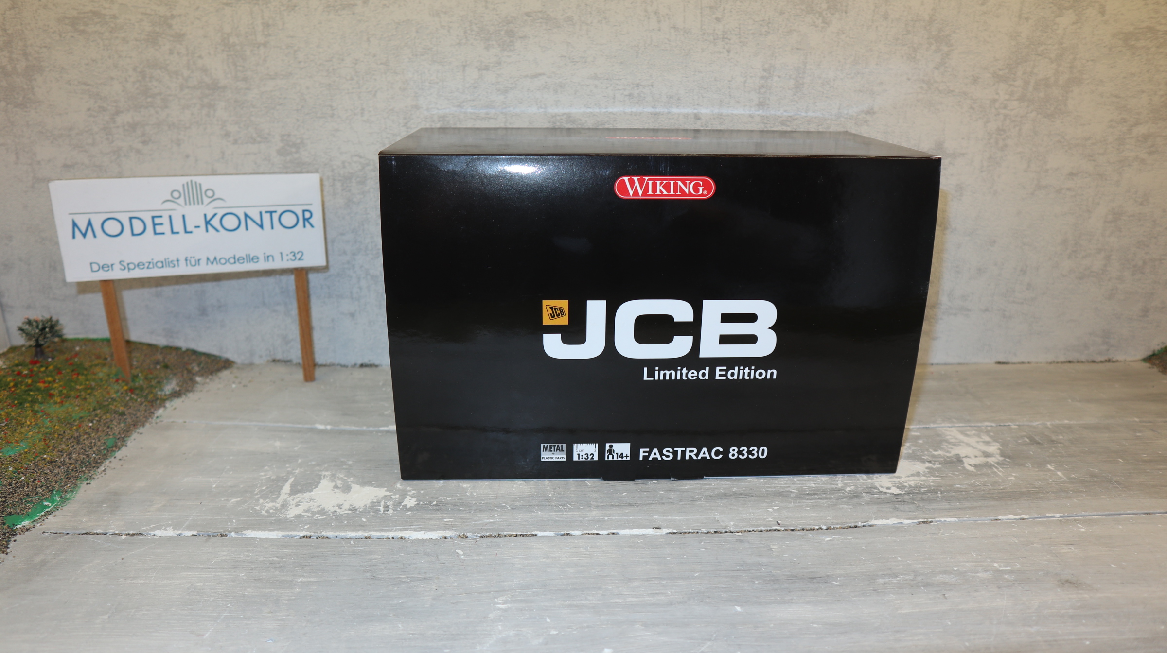 Wiking 877431 in 1:32, JCB 8330 in Grau-matt, NEU in OVP