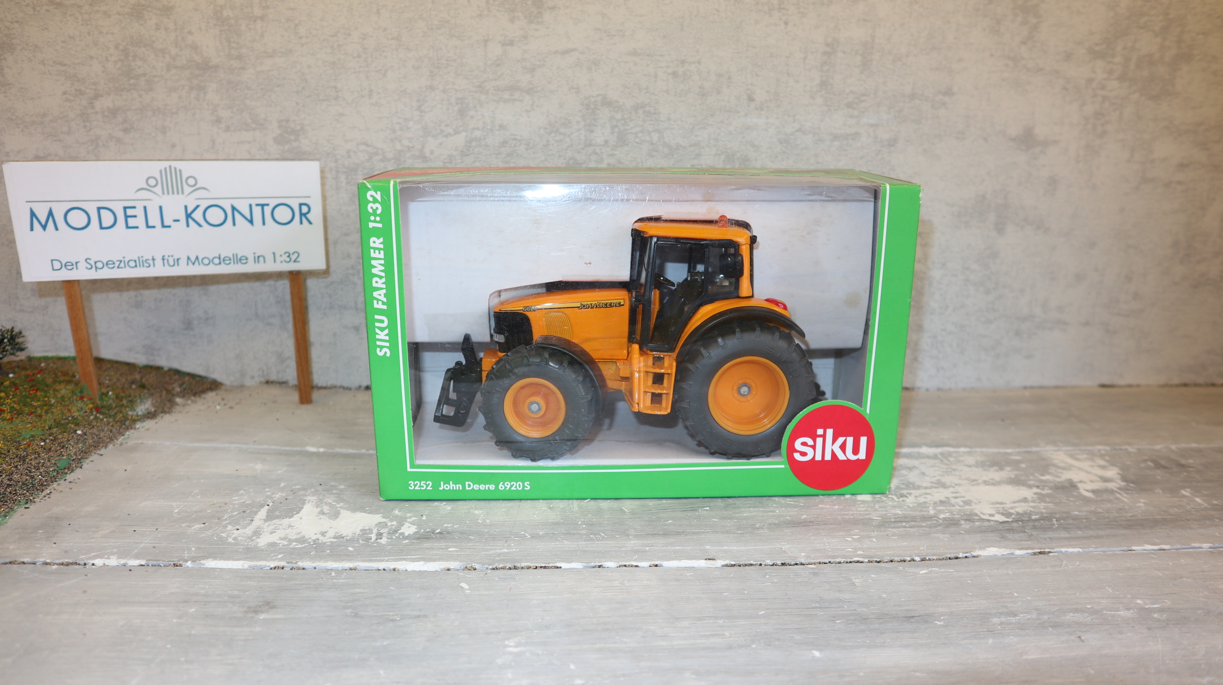 Siku 3252 in 1:32, John Deere 6920S melonengelb, Höing, NEU in OVP