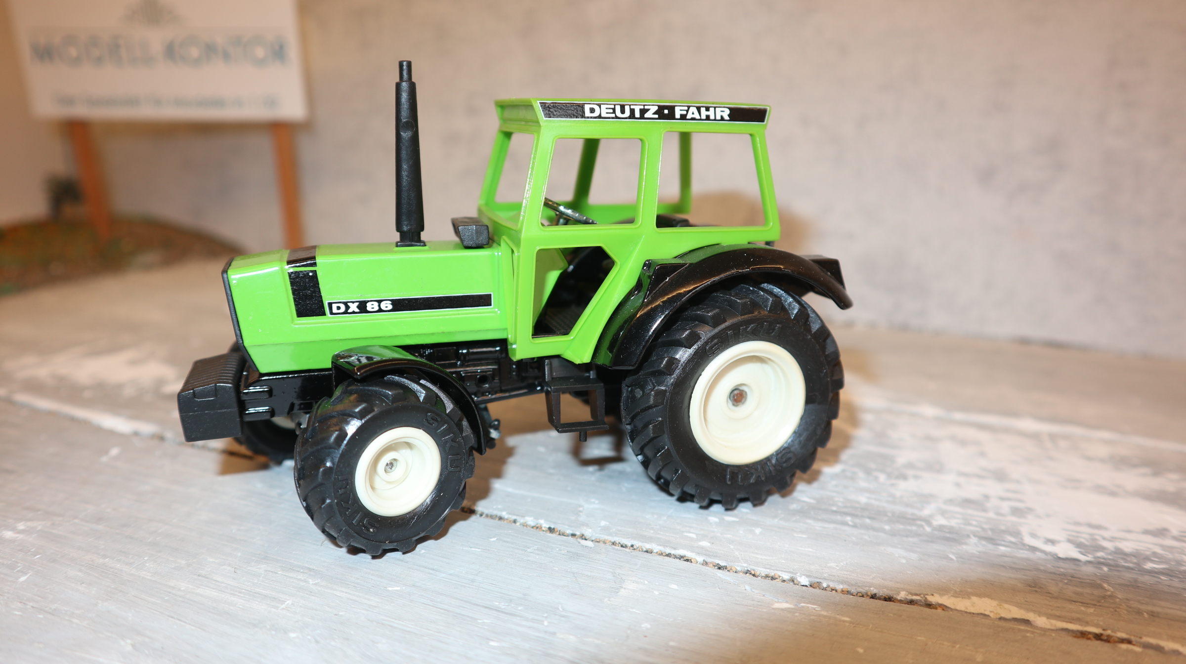 Siku 2850 in 1:32, Deutz-Fahr DX 86 mit weißen Felgen  NEU in OVP