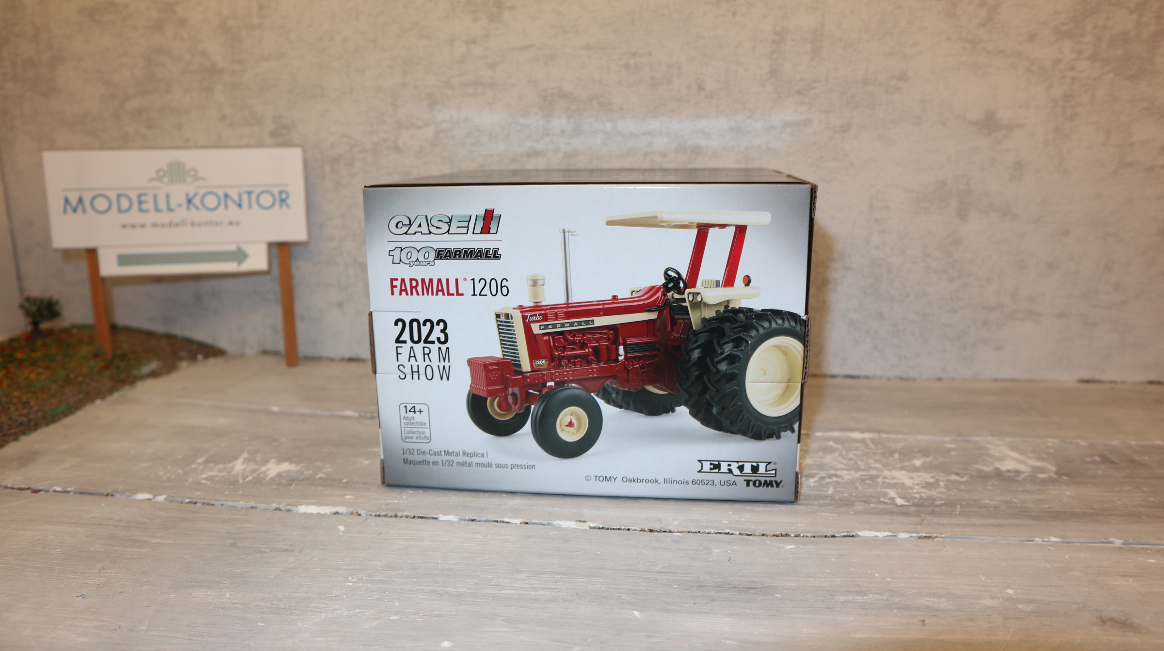 Ertl  44307 in 1:32,  CASE Farmall 1206 US-Farmshow 2023,  NEU in OVP