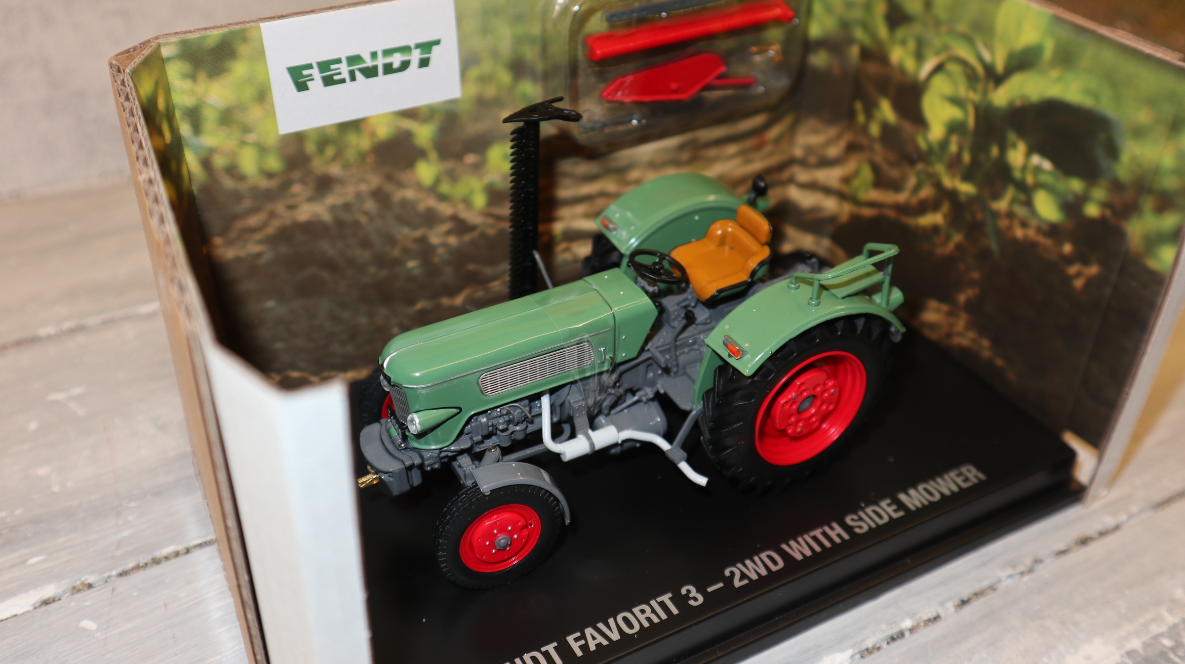 ROS  951945 in 1:32, Fendt Favorit 3 2WD mit Mähbalken, NEU in OVP