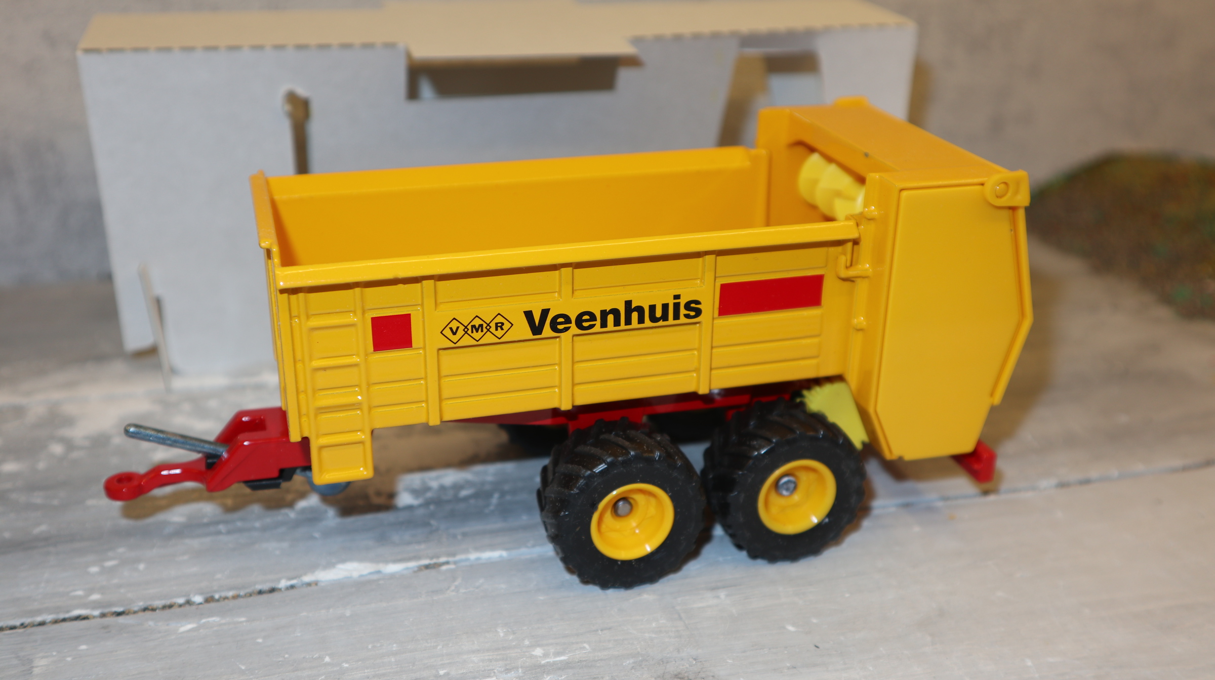 Siku Set in 1:32, Fendt 716 Frontlader mit Streuer VEENHUIS gelb, NEU in OVP