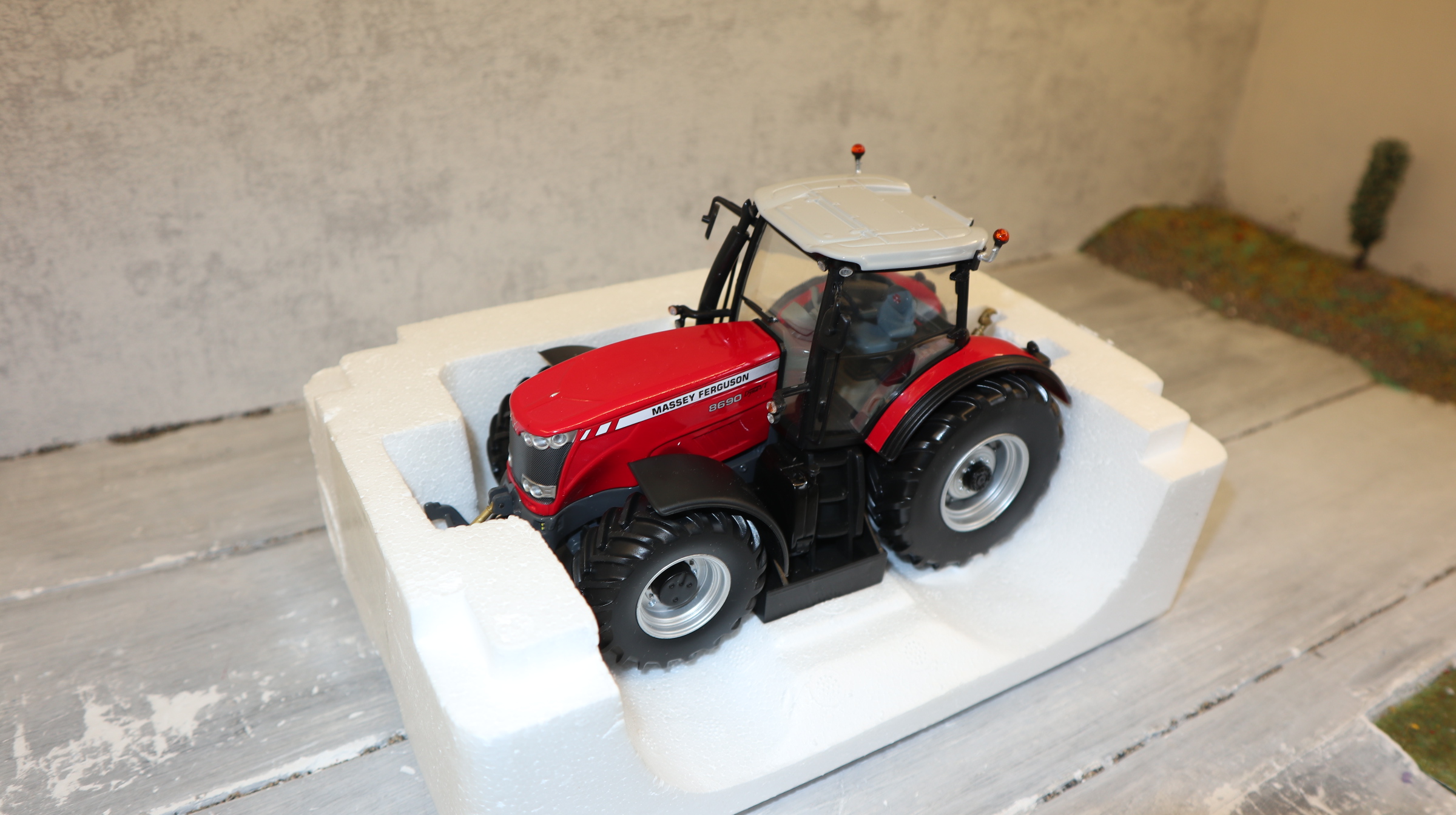 Universal Hobbies UH 2729 in 1:32,  Massey Ferguson 8690,  Neu in OVP