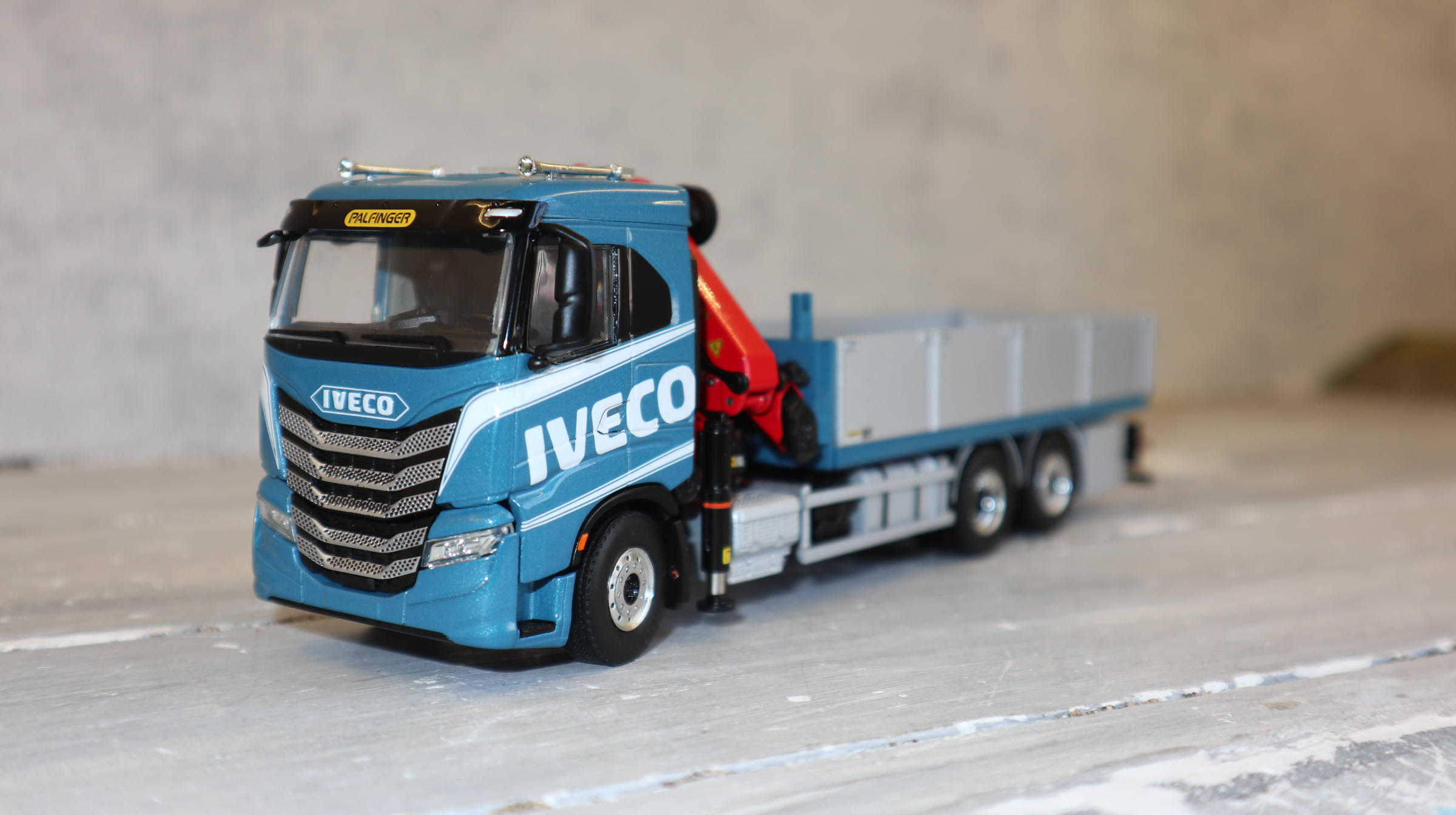 WSI 02-3666 in 1:50, IVECO S-Way6x2, Palfinger PK 24001, hellblau-metallic,  NEU in OVP
