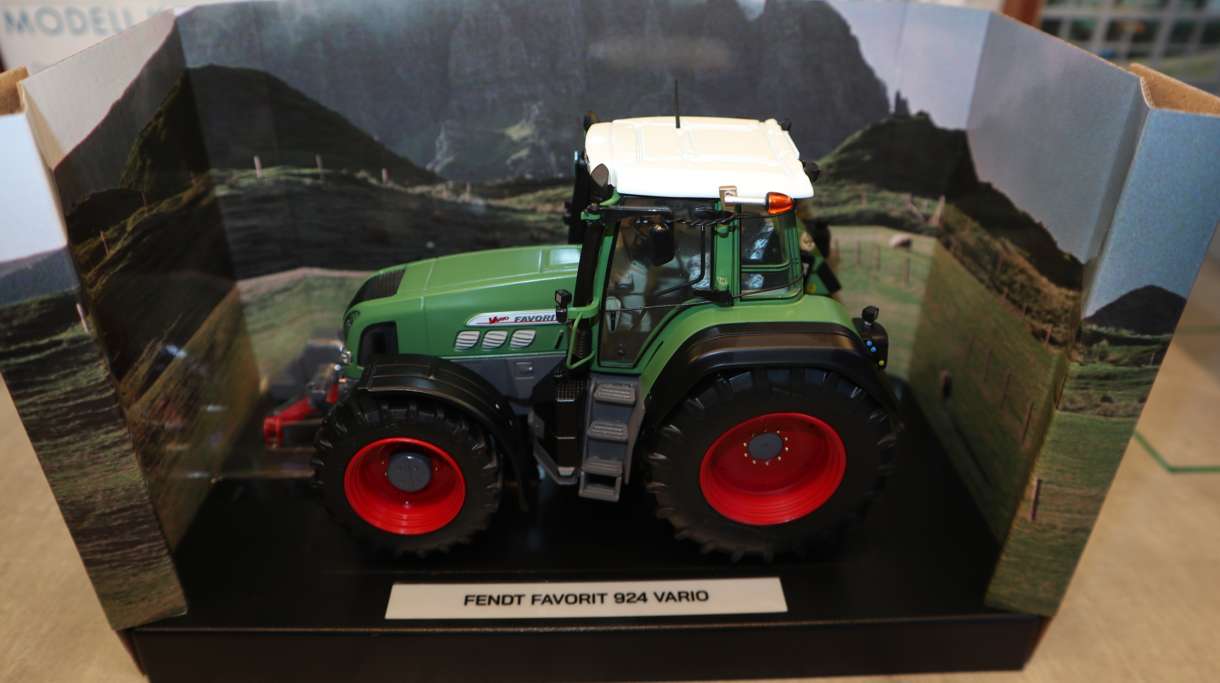 Weise Toys 1067 in 1:32, Fendt Favorit 924 Gen. 2, NEU in OVP