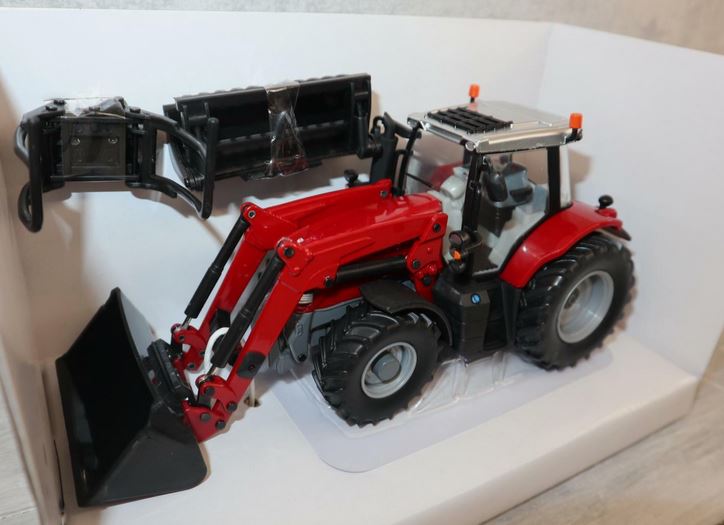 Britains 43082 in 1:32,  Massey Ferguson 6616 mit Frontlader ,  NEU in OVP