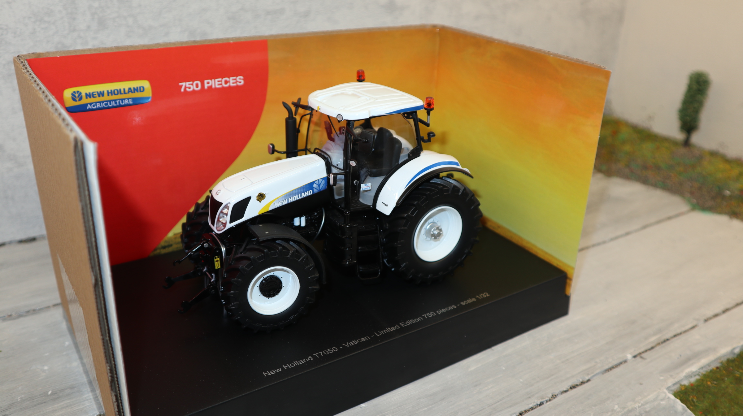 ROS 30232.7 in 1:32 New Holland T 7050 Sondermodell VATIKAN 750x, NEU in OVP