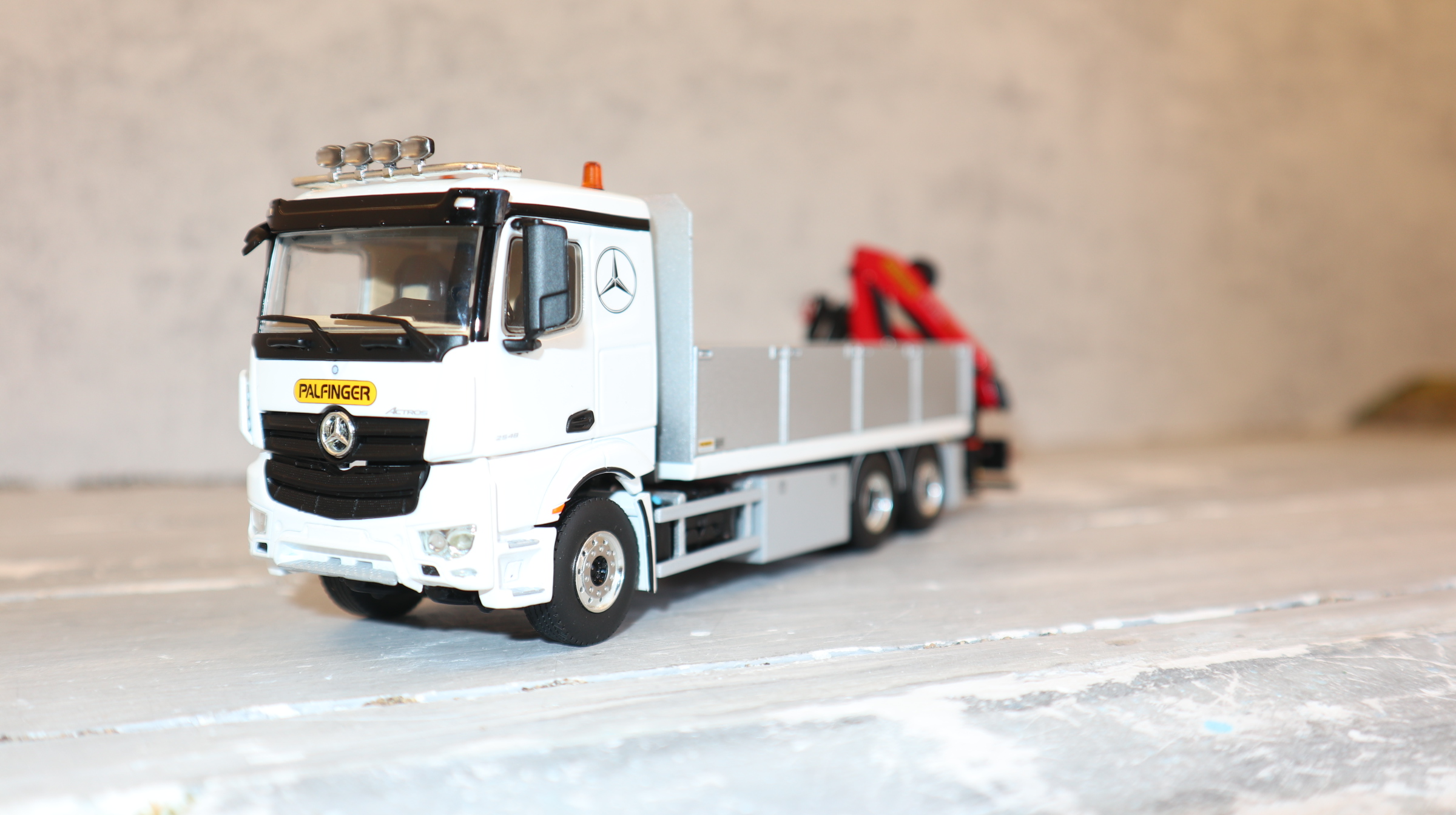 WSI 02-3665 in 1:50, MB ACTROS MP5 + Palfinger PK 19001 weiß, Baustoffwagen NEU in OVP