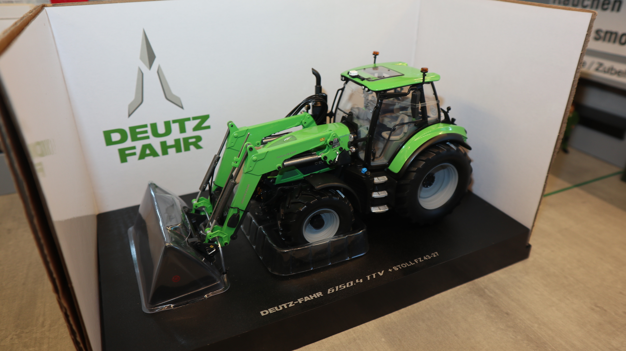 Universal Hobbies UH 6859 in 1:32, Deutz-Fahr 6150.4 TTV mit STOLL Frontlader, NEU in OVP