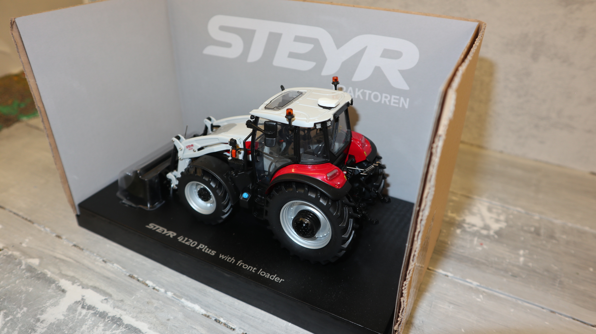 Universal Hobbies UH 6823 in 1:32,  Steyr 4120 Plus mit Frontlader,  NEU in OVP